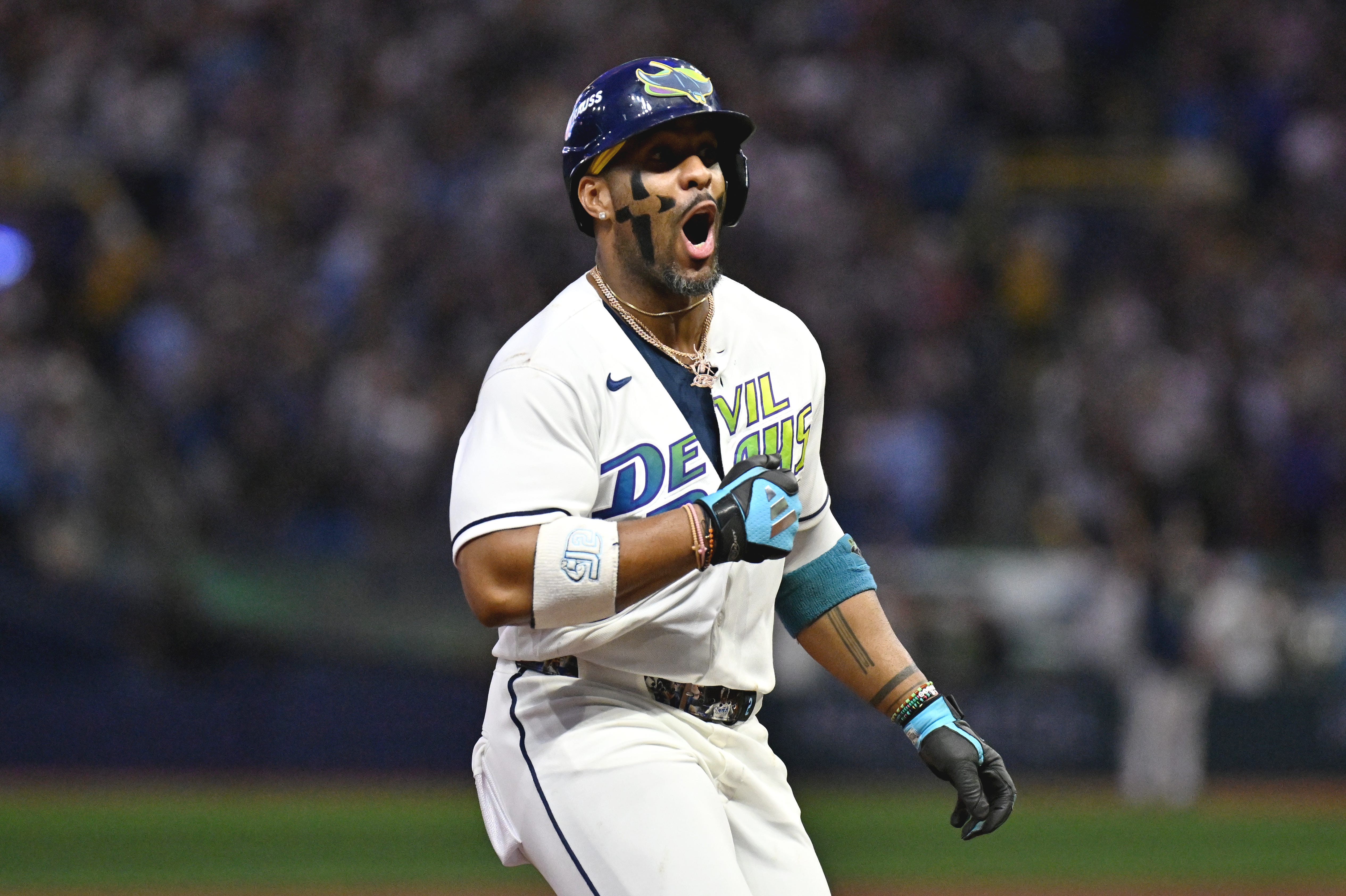 5060x3368 Why does Yandy Diaz paint his eye black in intricate designs?