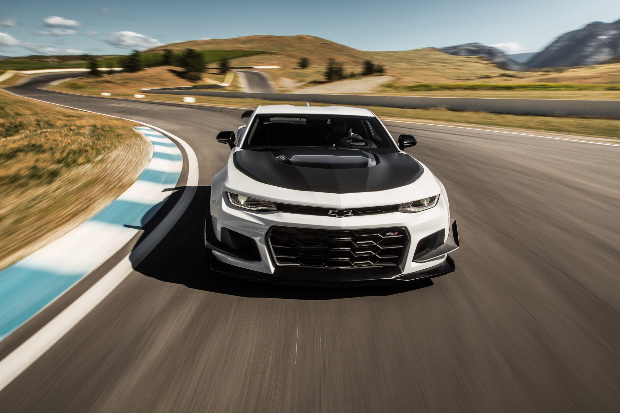 2048x1365 First Drive: 2018 Chevrolet Camaro ZL1 1LE