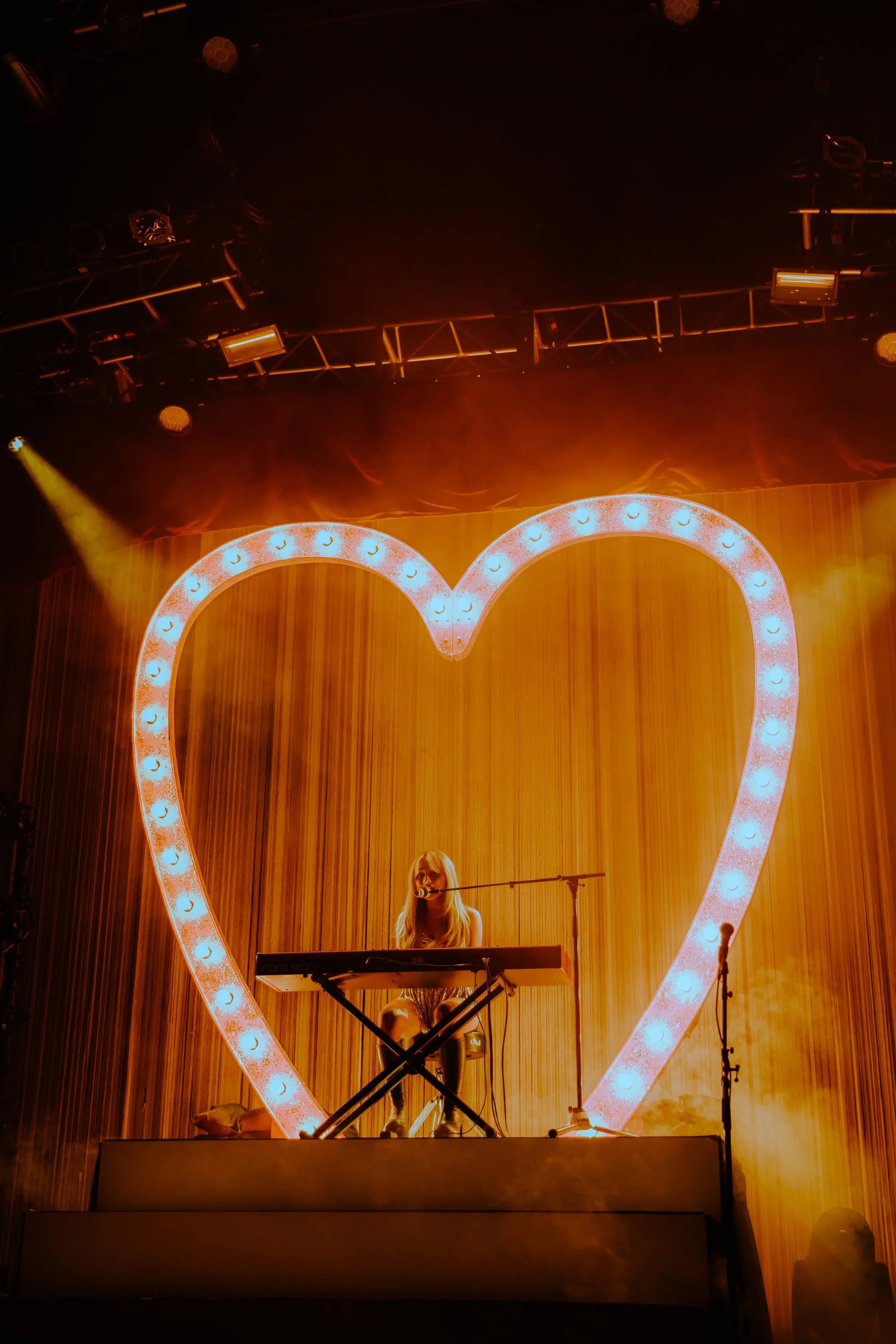 2500x3750 Sabrina Carpenter Closes the Emails I Can't Send Tour in Orlando