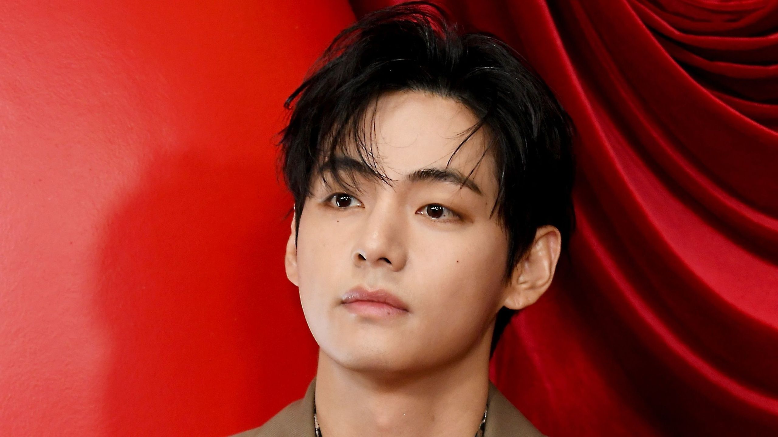 2560x1440 BTS Star V Reportedly Hits Master In League