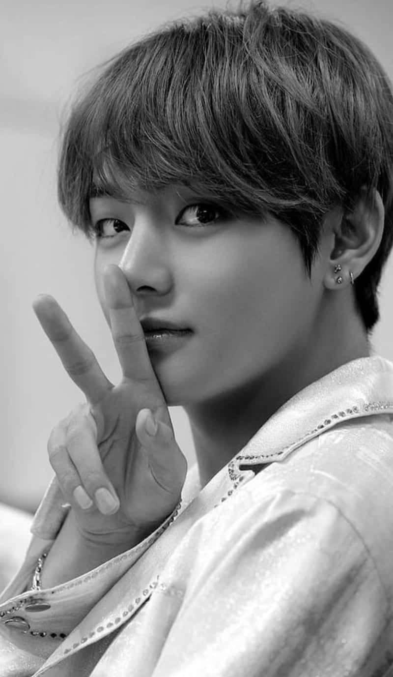 800x1377 Download V Bts Phone in Gray Scale Wallpaper