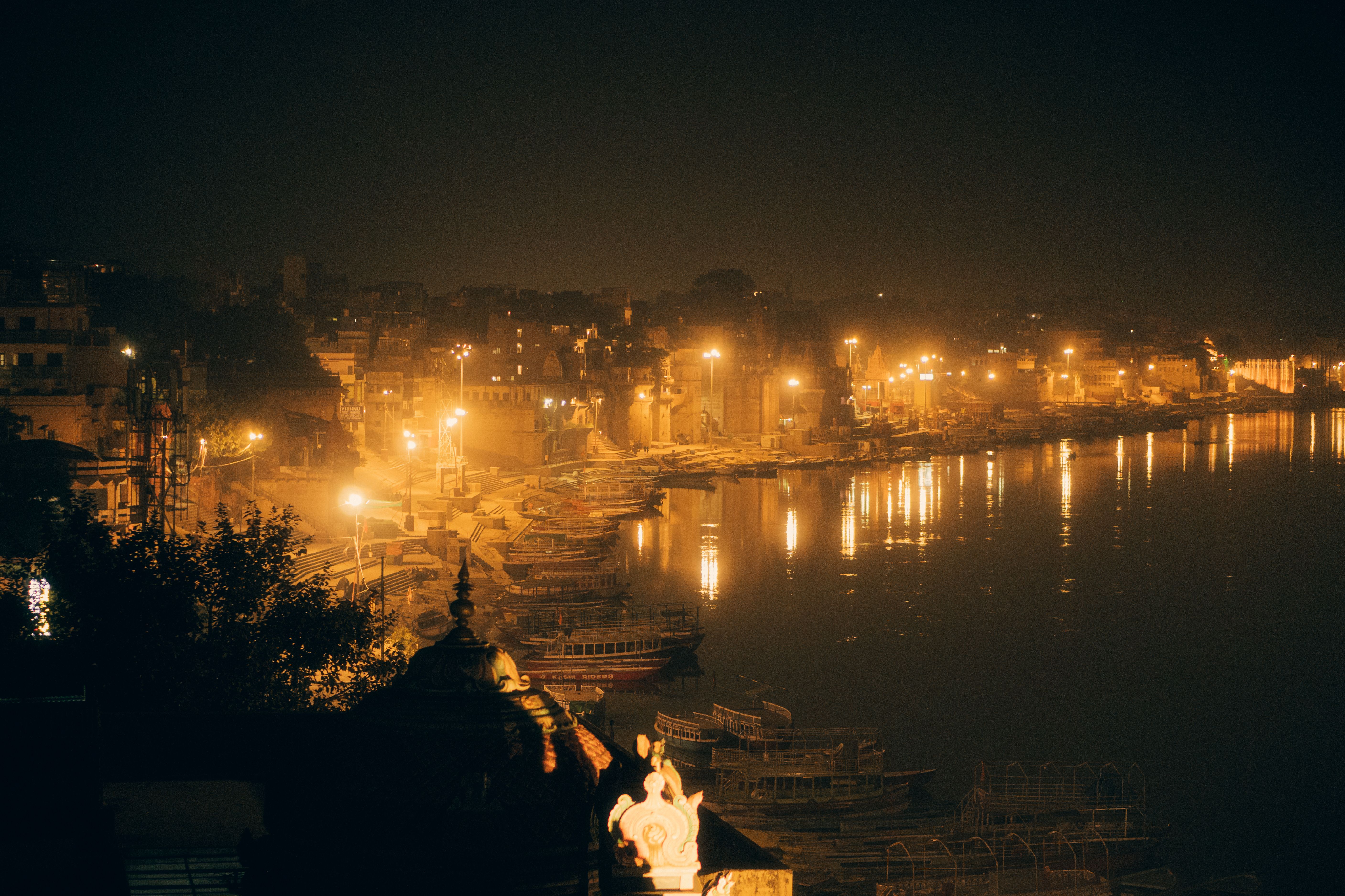 5627x3751 Night View of Varanasi Ghats Along the Ganges · Free