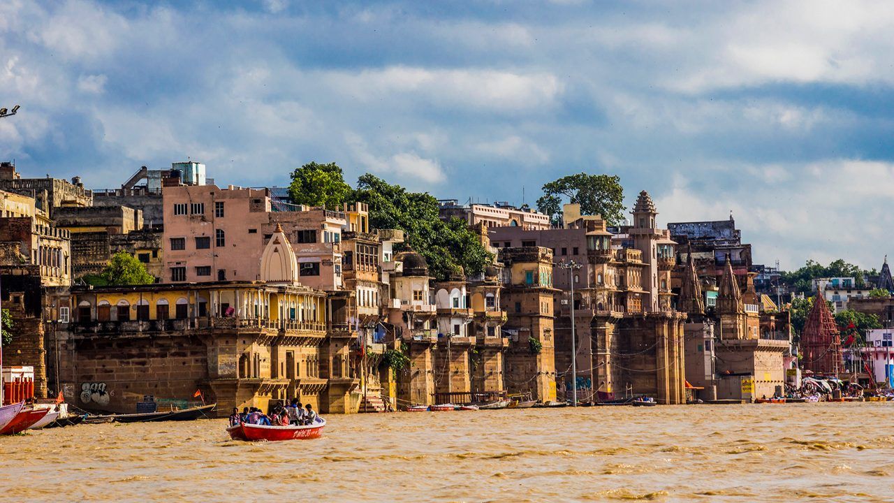 1280x720 Dashashwamedh Ghat Varanasi. Sacred Rituals & Serenity