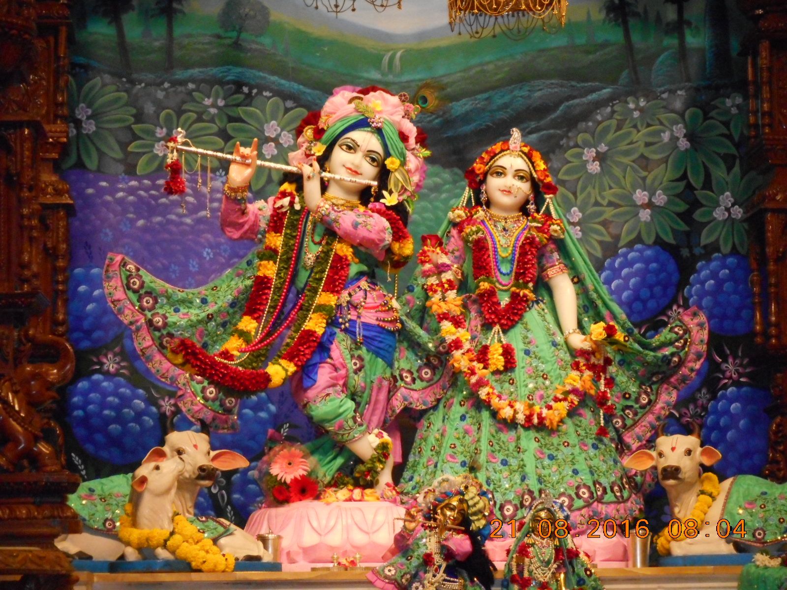 1600x1200 Lord Krishna and Radha in ISKCON