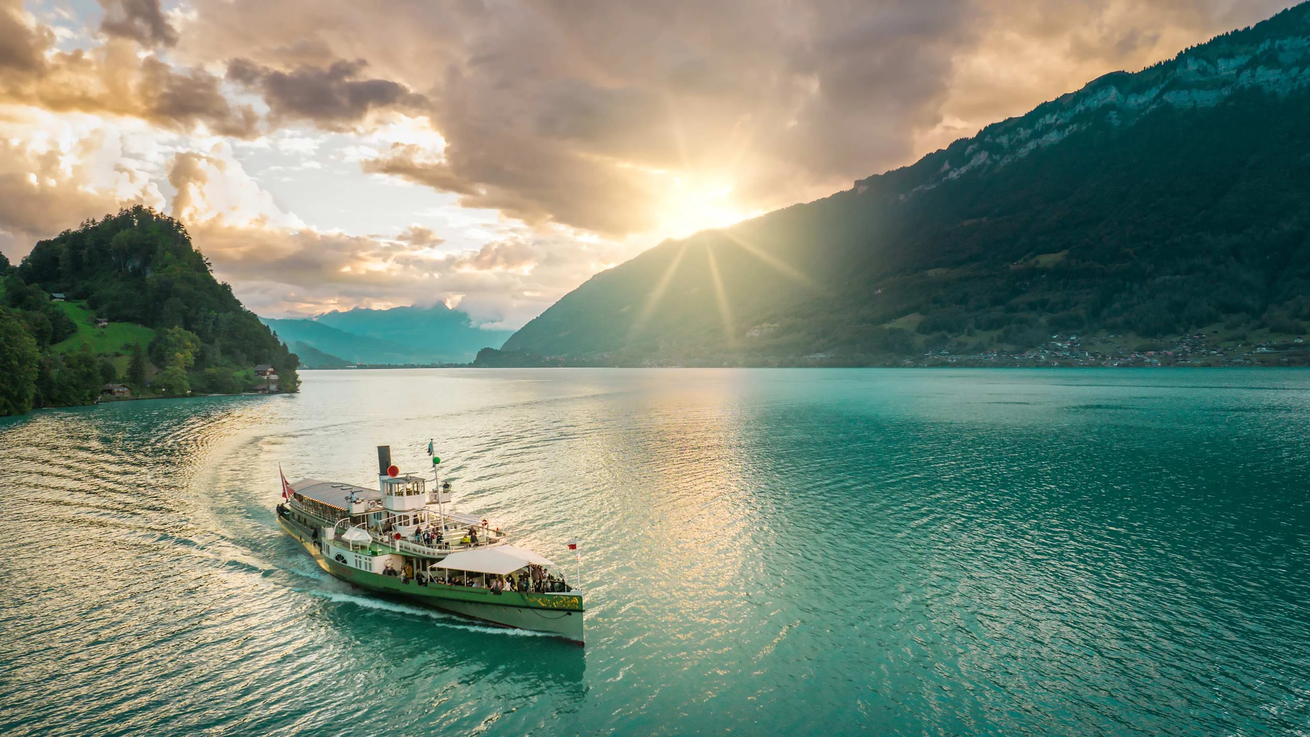 2560x1440 BLS cruises on Lake Brienz