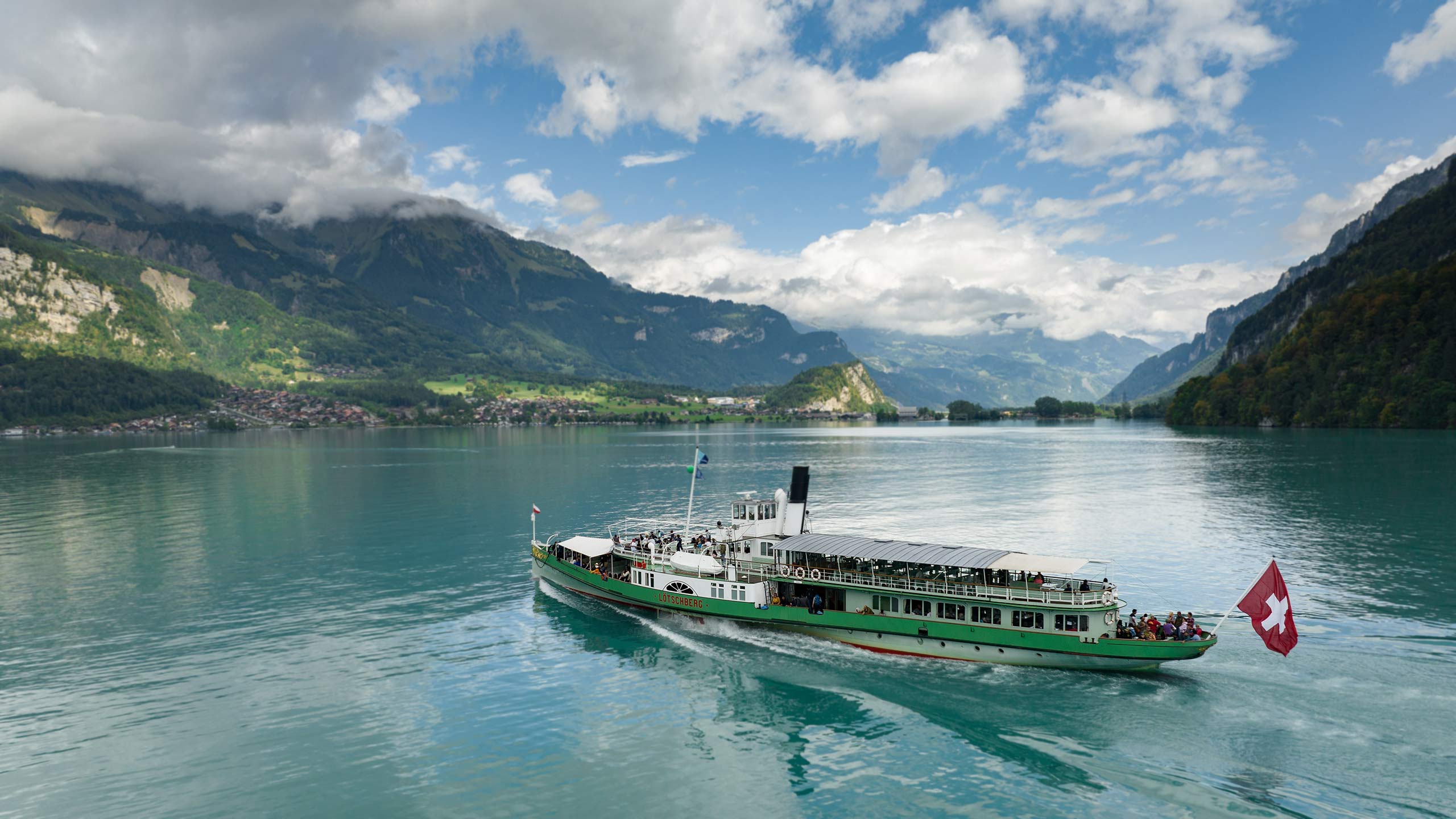 2560x1440 BLS cruises on Lake Brienz