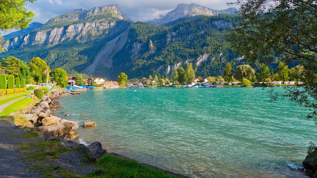 1200x674 Switzerland's Cleanest Lake Is A Breathtaking Spot With Swimming, Cruises, And Mountain Trails
