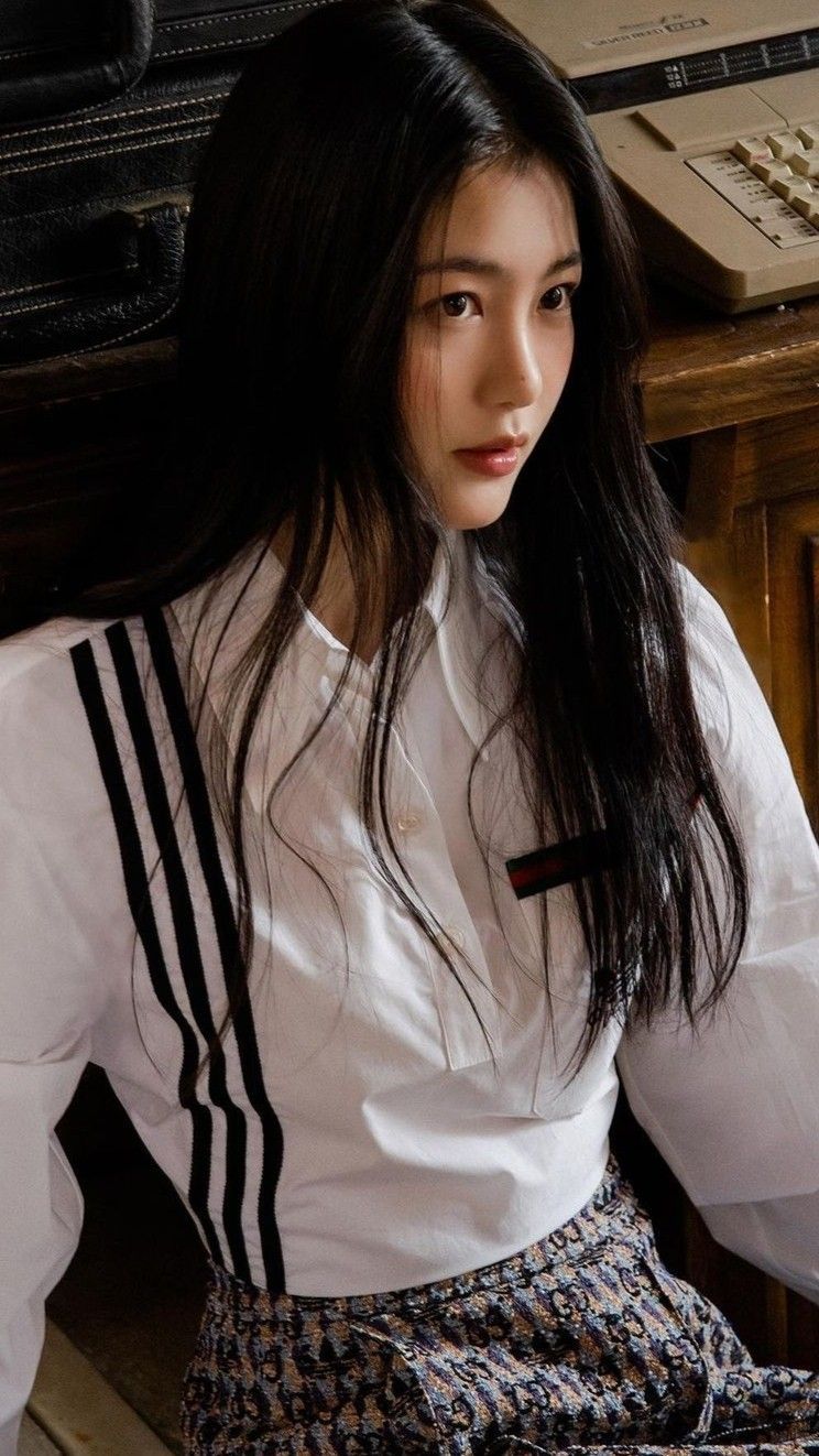 744x1322 Shin Ye Eun ideas. shin ye eun wallpaper, shin ye eun aesthetic, the glory shin yeeun
