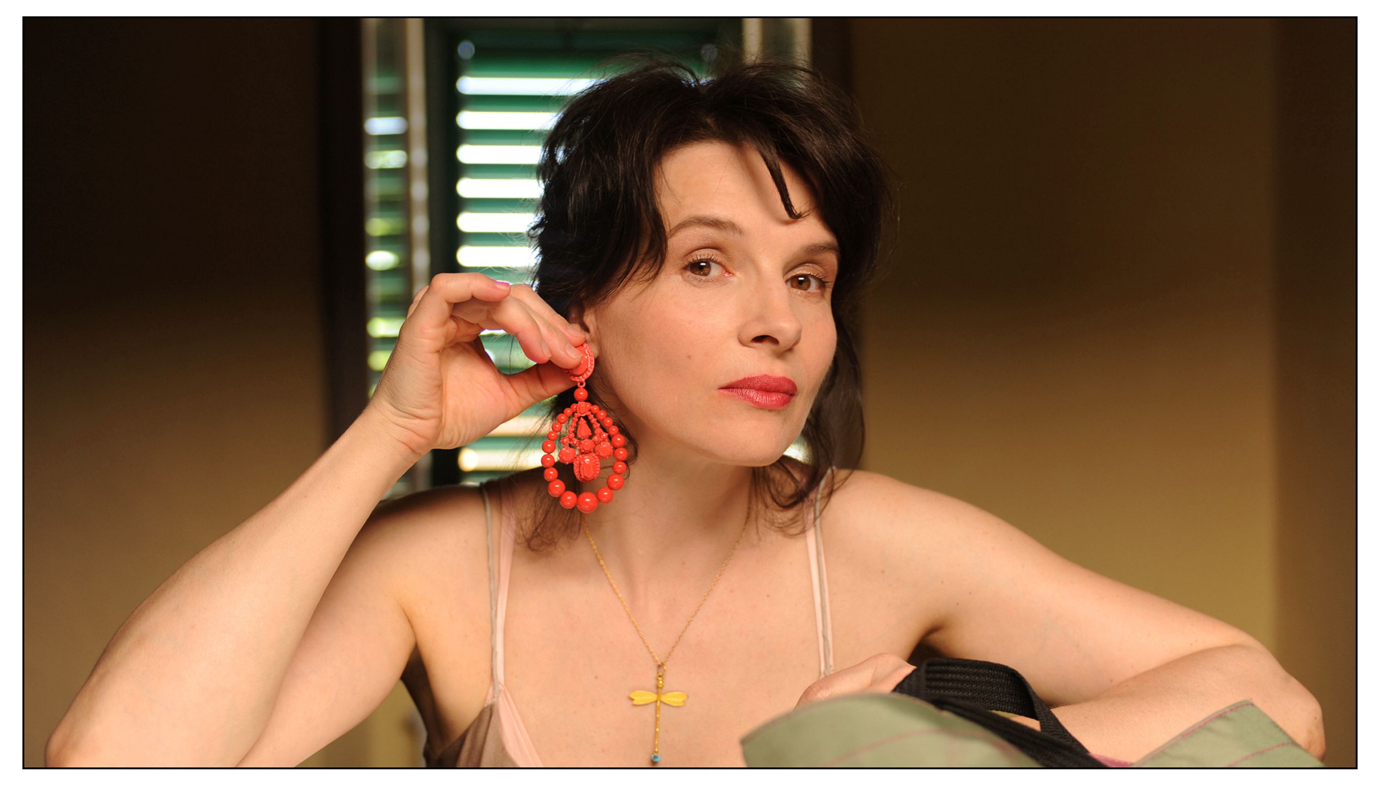 2714x1567 Juliette Binoche Wallpaper