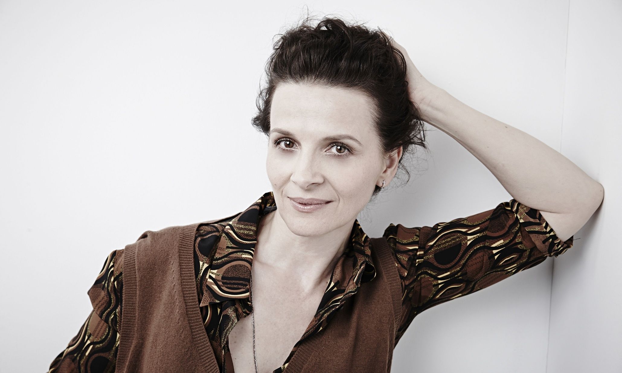 2060x1236 Juliette Binoche Wallpaper