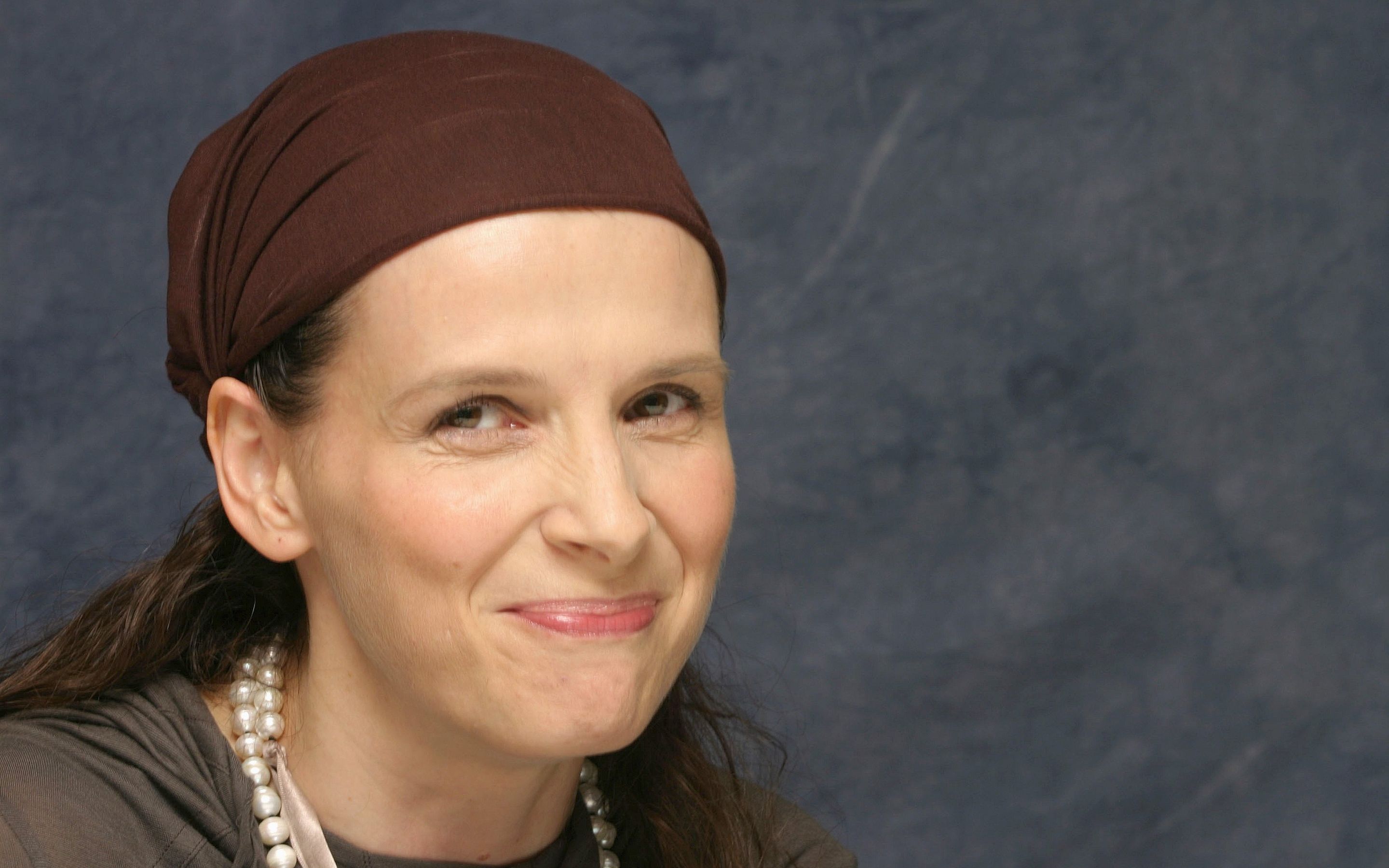 2880x1800 Download French Actress Celebrity Juliette Binoche HD Wallpaperx1800