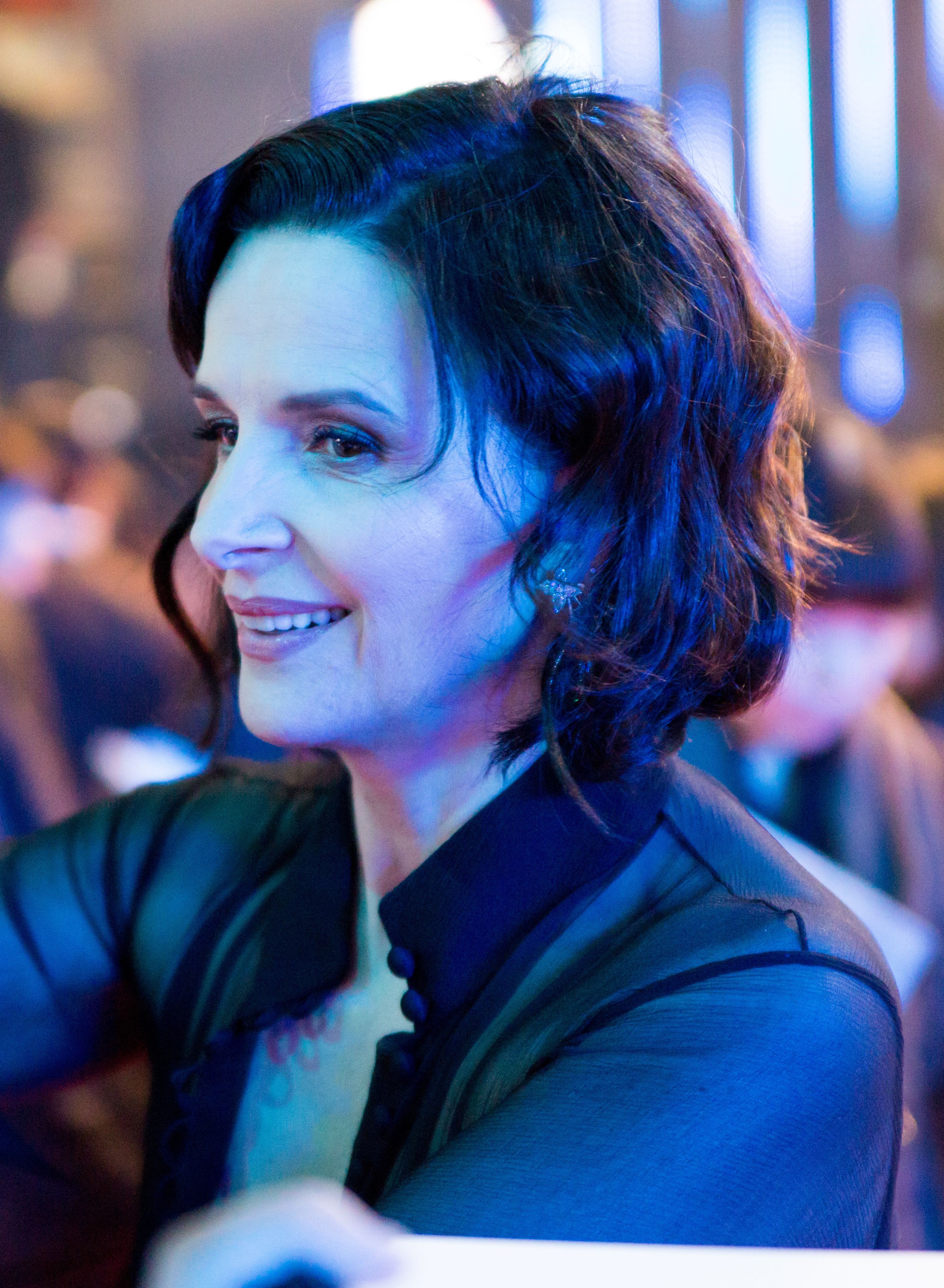 2815x3840 Ghost In The Shell World Premiere Red Carpet- Juliette Binoche (cropped)