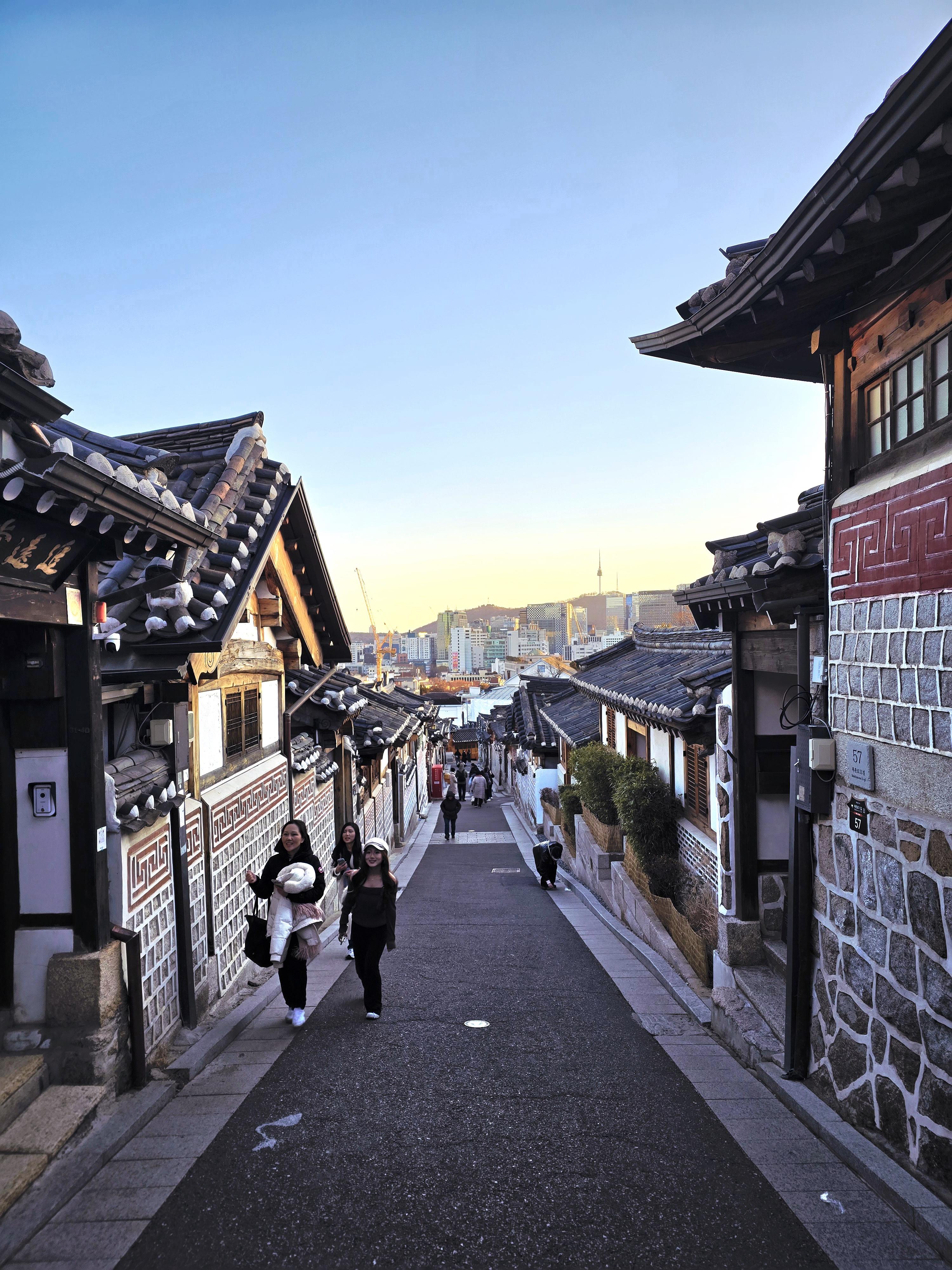 3000x4000 Bukchon: Where Old Meets New