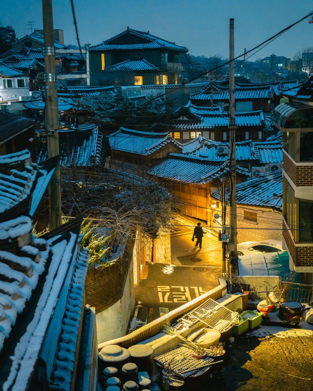 1299x1625 Winter evening in the Bukchon Hanok Village, Jongno District, Seoul [1299×1625]