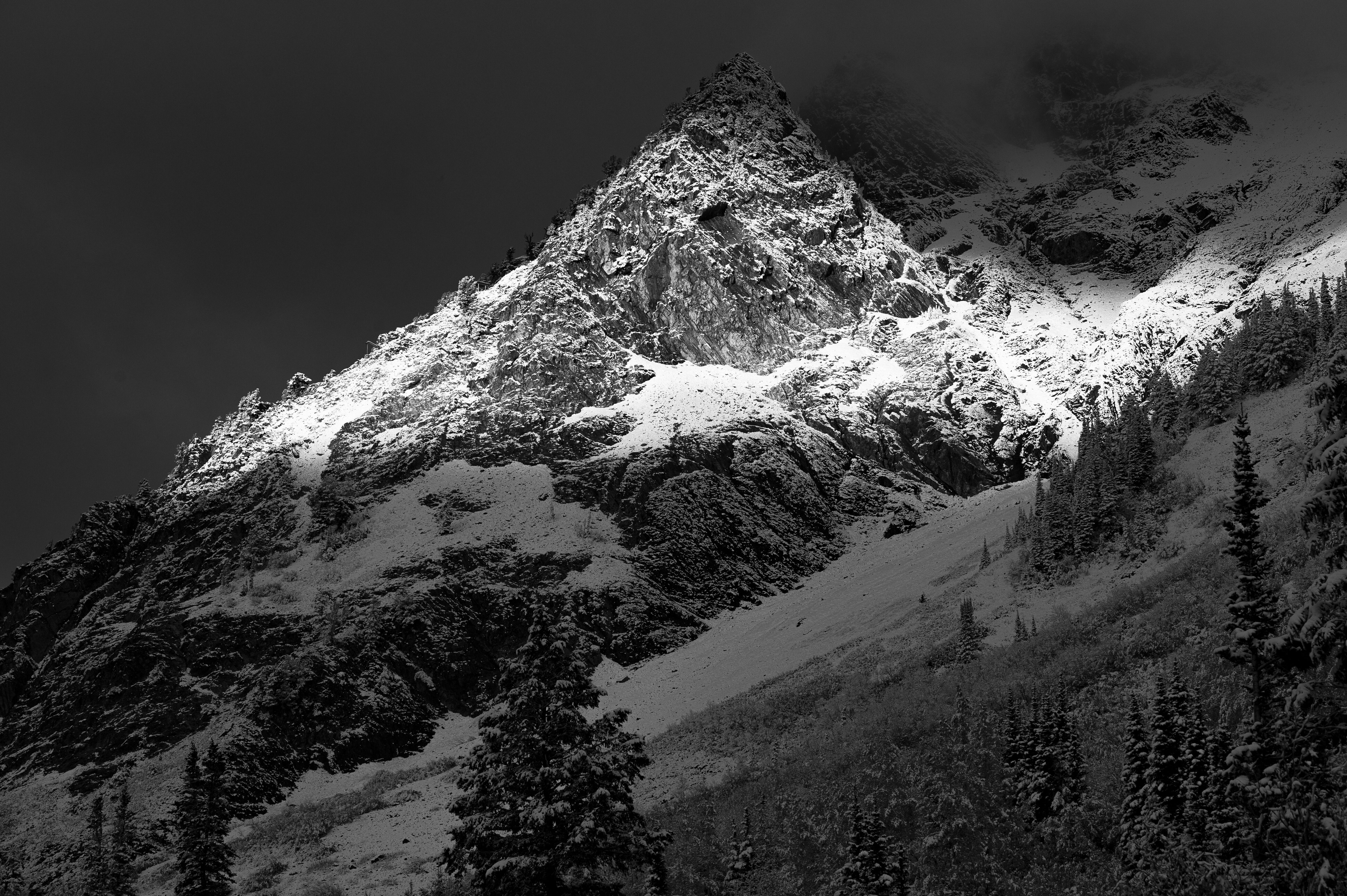 6048x4024 4K Ultra HD Black & White Mountain Majesty in Nature