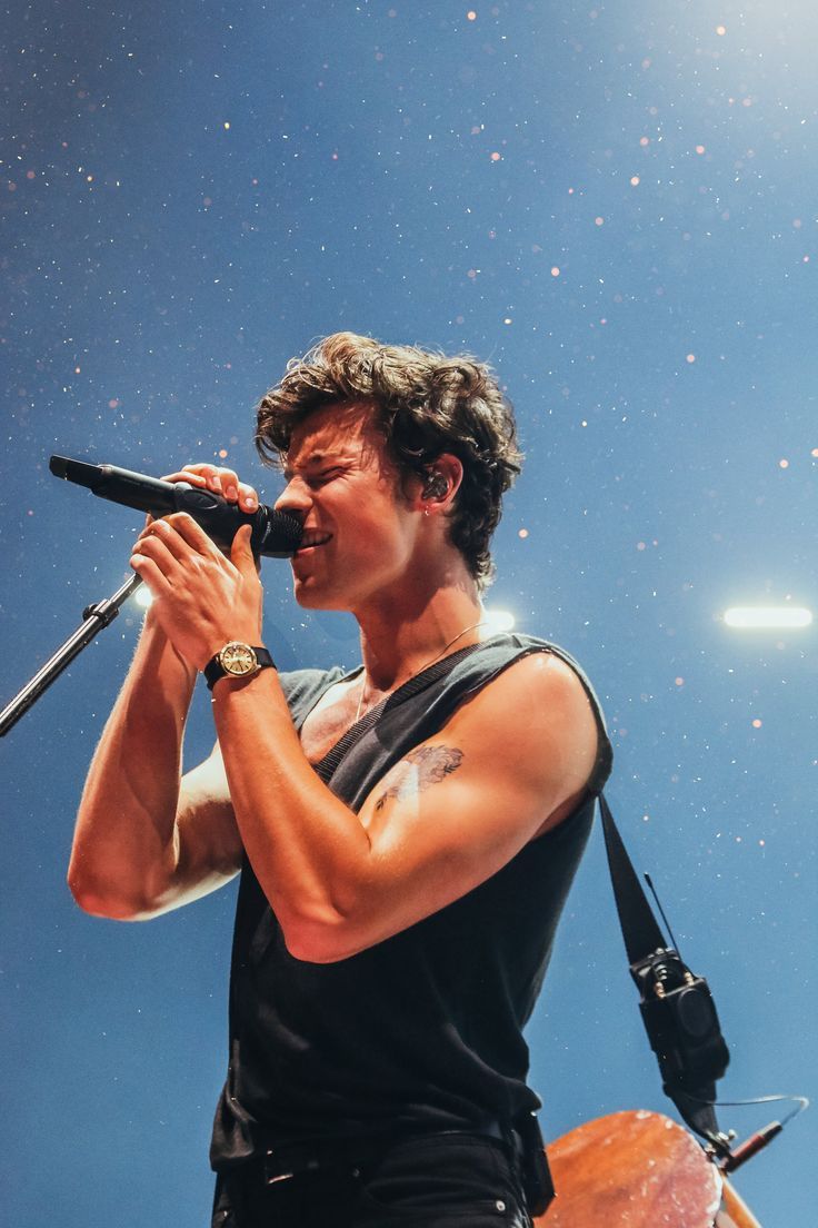 736x1104 Shawn Mendes Singing in Concert Screensaver 2020. Microphone spotlight wallpaper, Microphone on stage