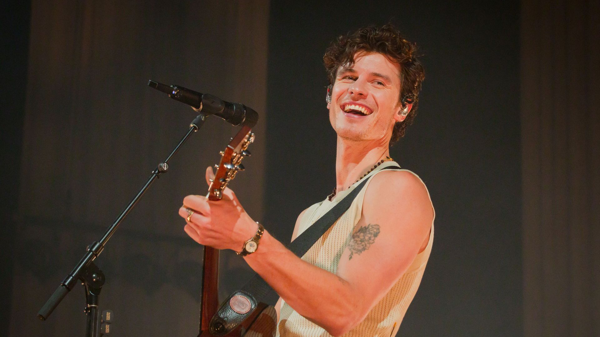 1920x1080 Shawn Mendes lands in Argentina, delighting fans with heartwarming greeting