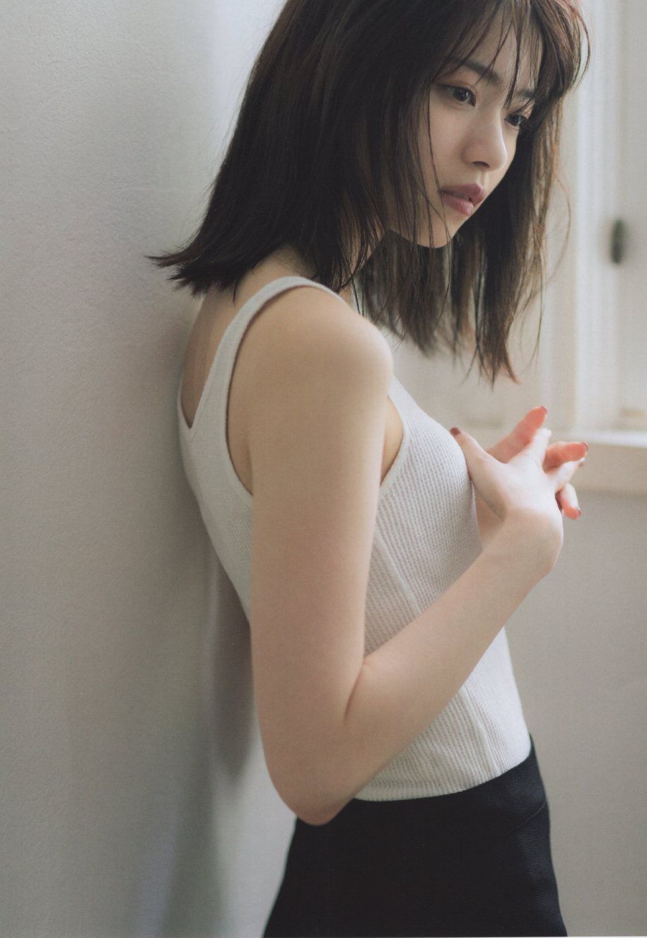 915x1326 Nishino Nanase Phone Wallpaper