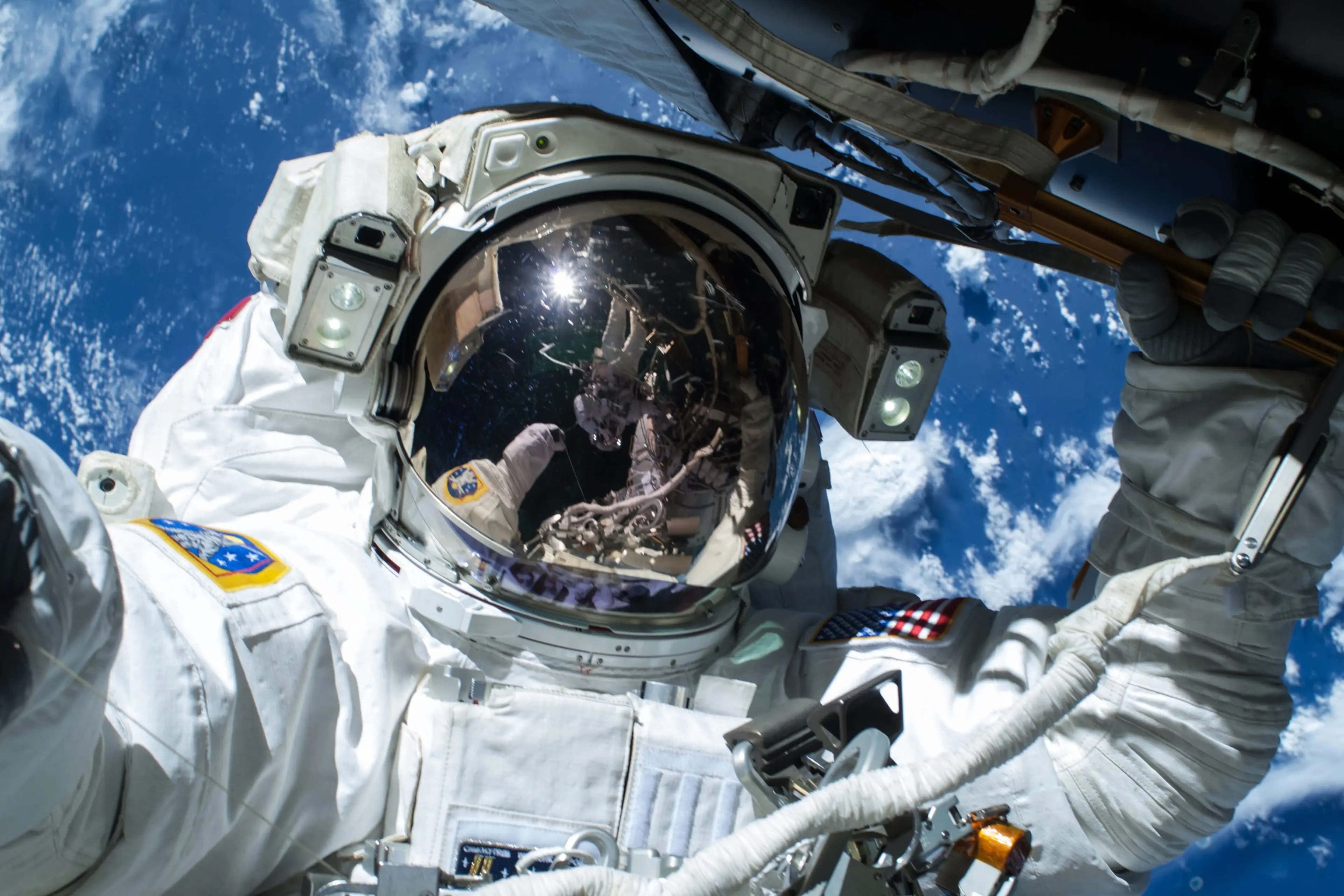 3840x2560 Watch Space Station Live Walk