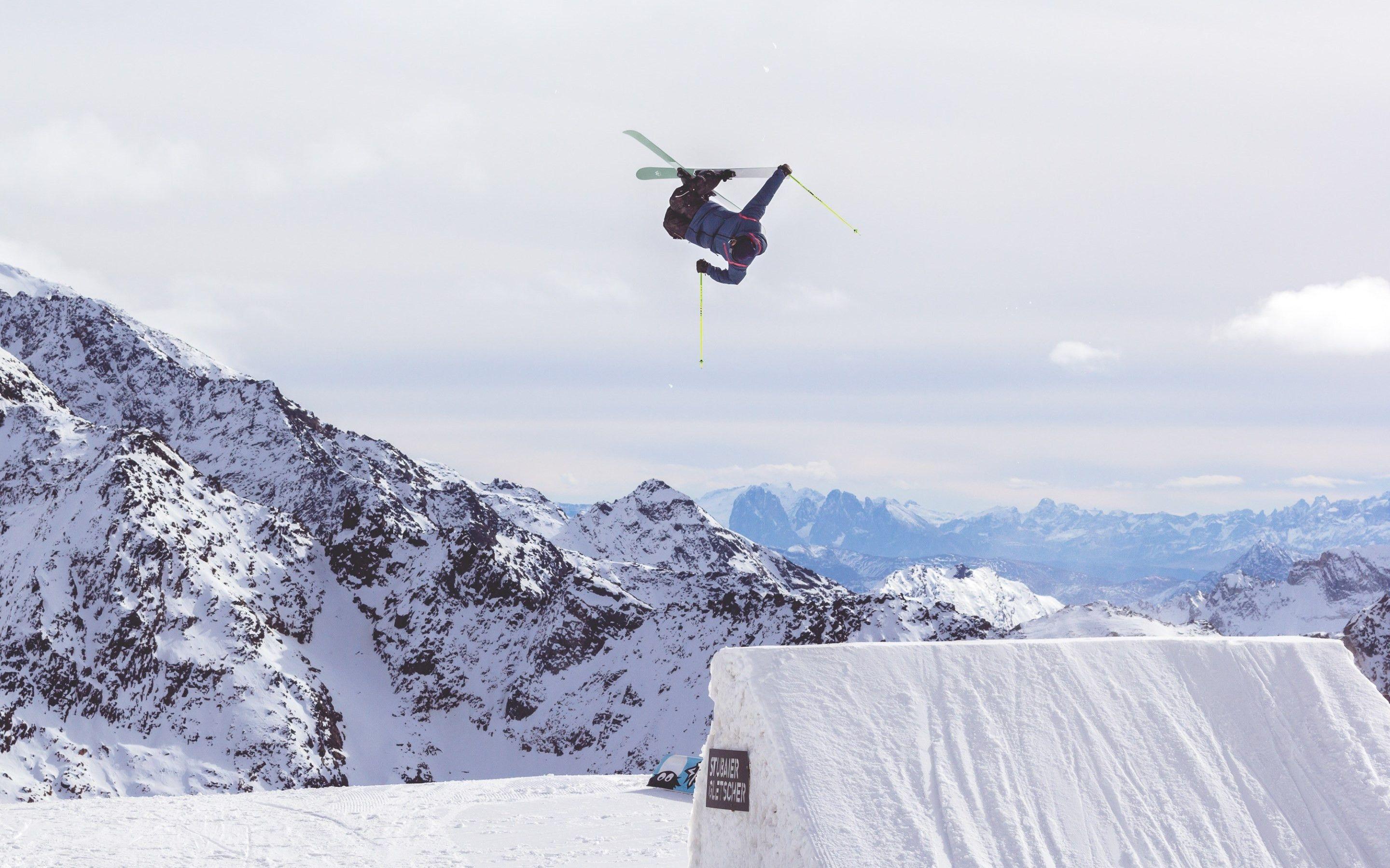 2880x1800 Download wallpaper: Acrobatic skiing 2880x1800