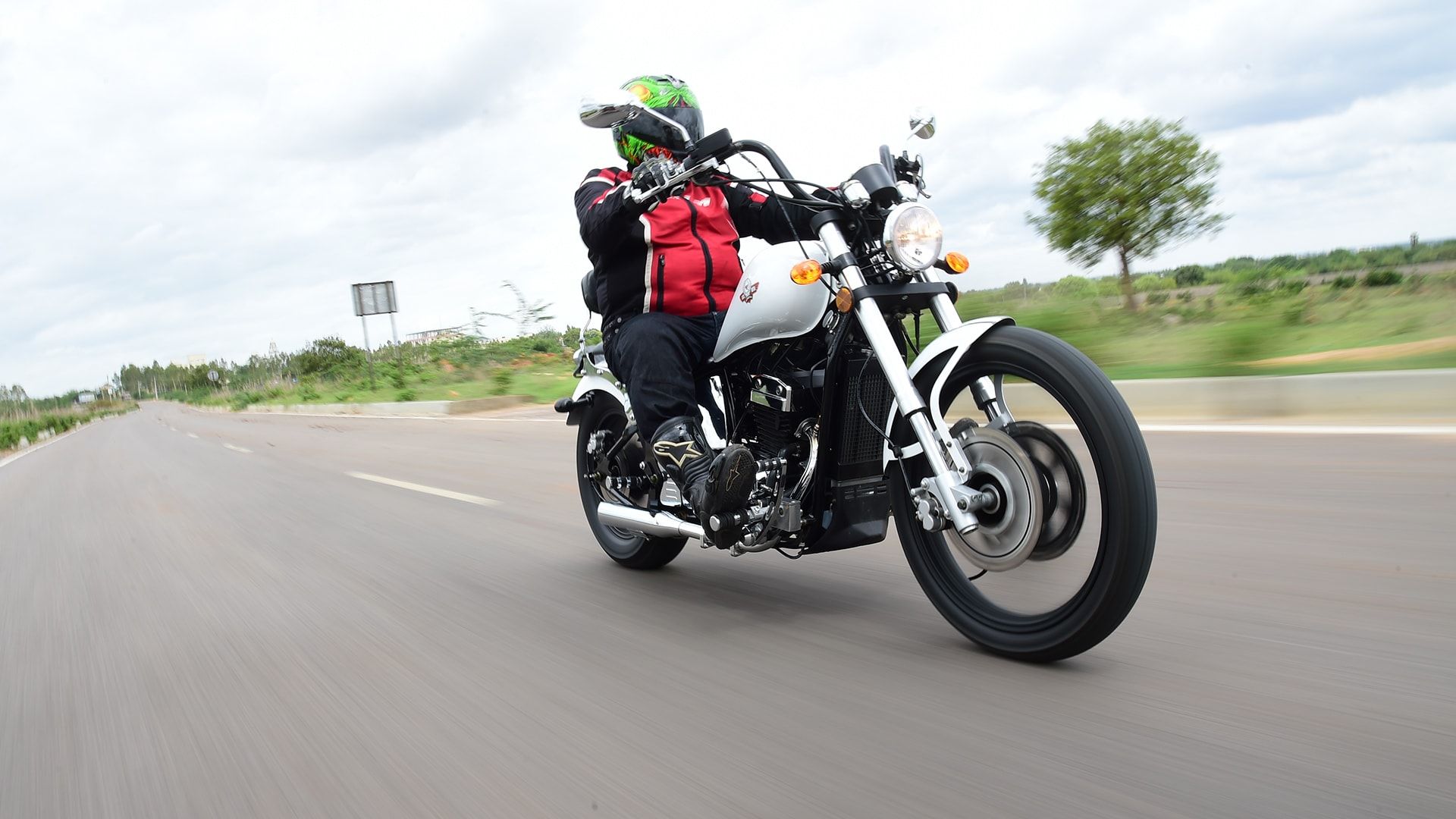 1920x1080 Regal Raptor Daytona 2015 STD Bike Photo
