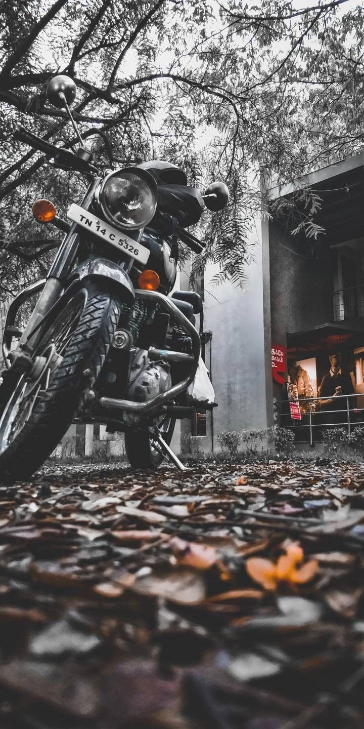 720x1440 Royal Enfield parked in front of a building with autumn leaves. Regal raptor, फोटो की चालाकी, Royal enfield wallpaper
