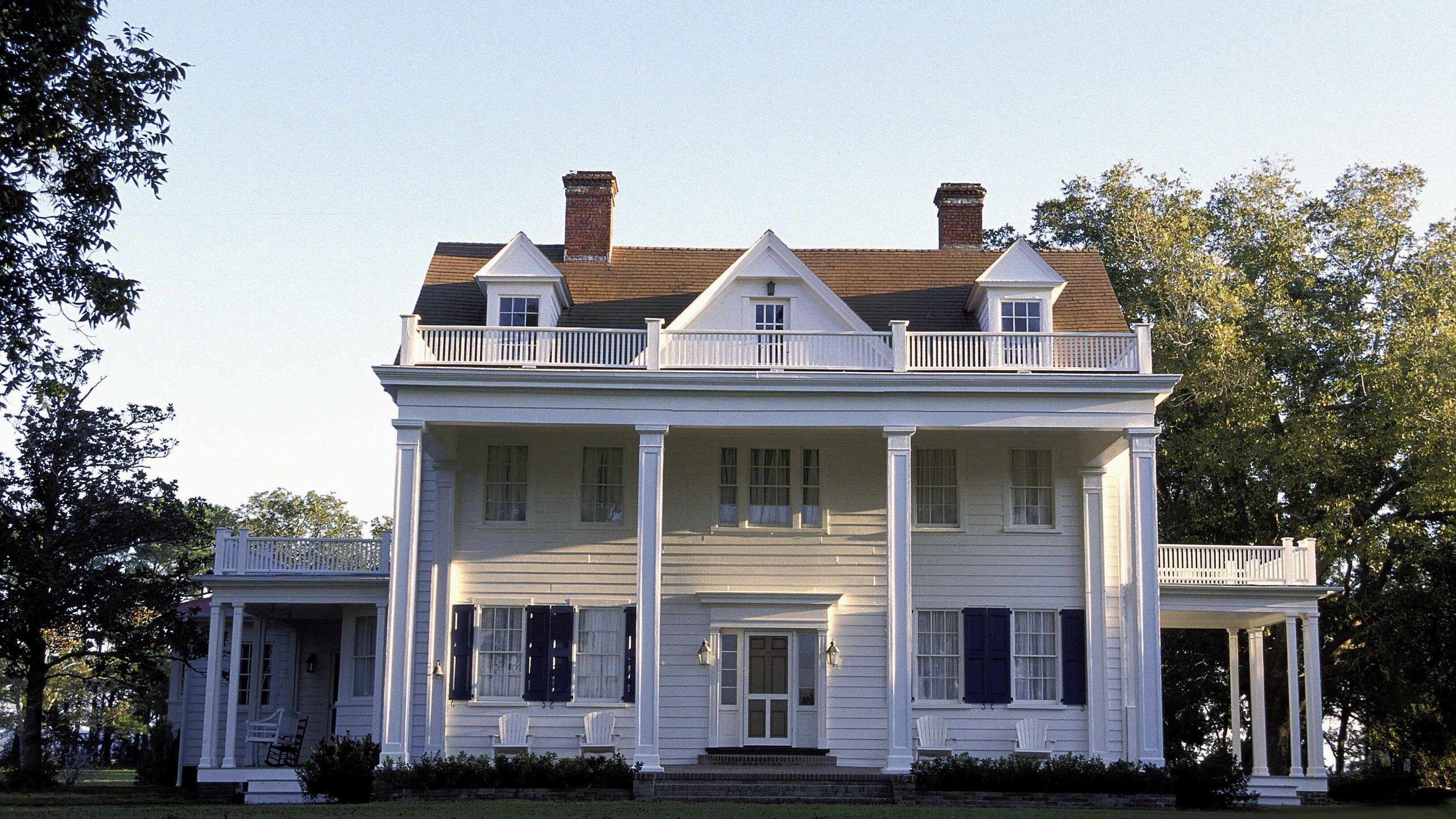 2560x1440 The 'Notebook' House: Everything You Need To Know About The Real Life Home From The Love Story