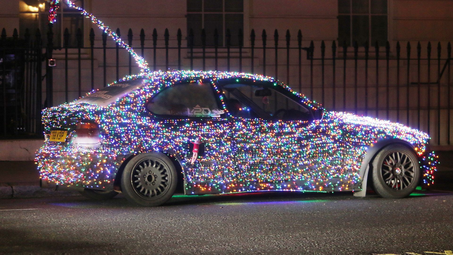 1920x1080 Incredible BMW completely covered in Christmas lights wows shoppers in London's West End