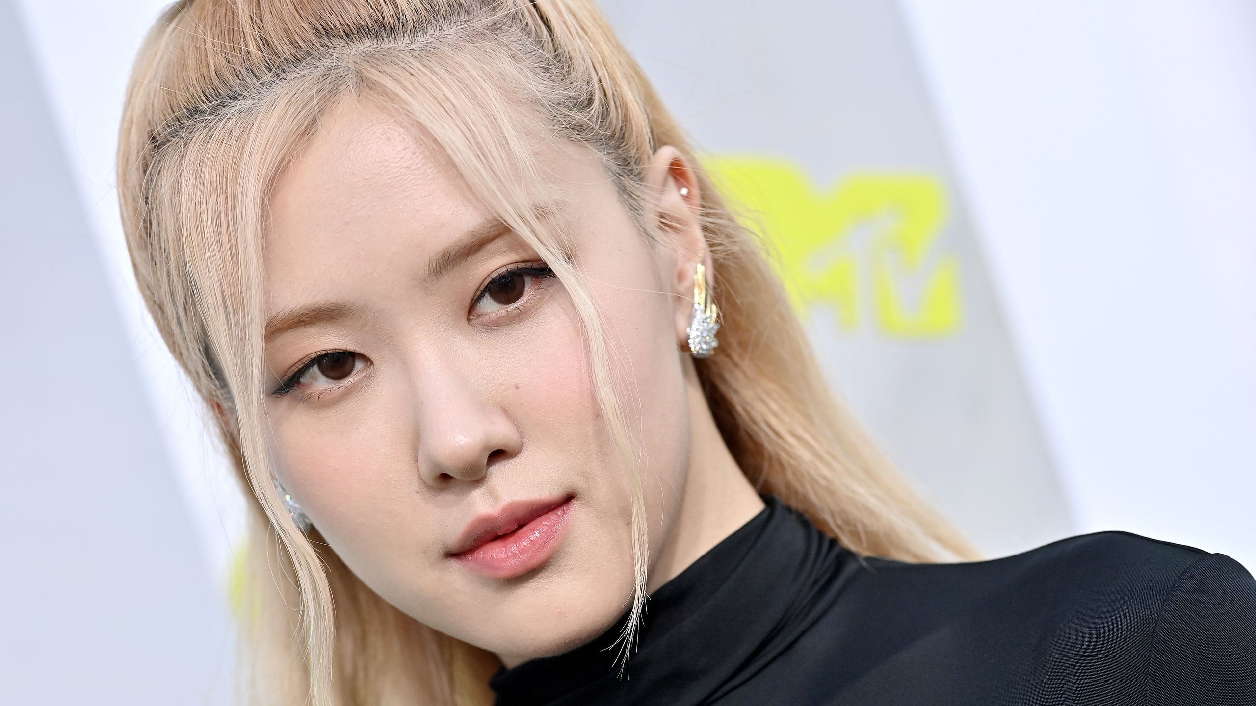 2560x1440 BLACKPINK's Rosé Debuted New Two Tone Hair
