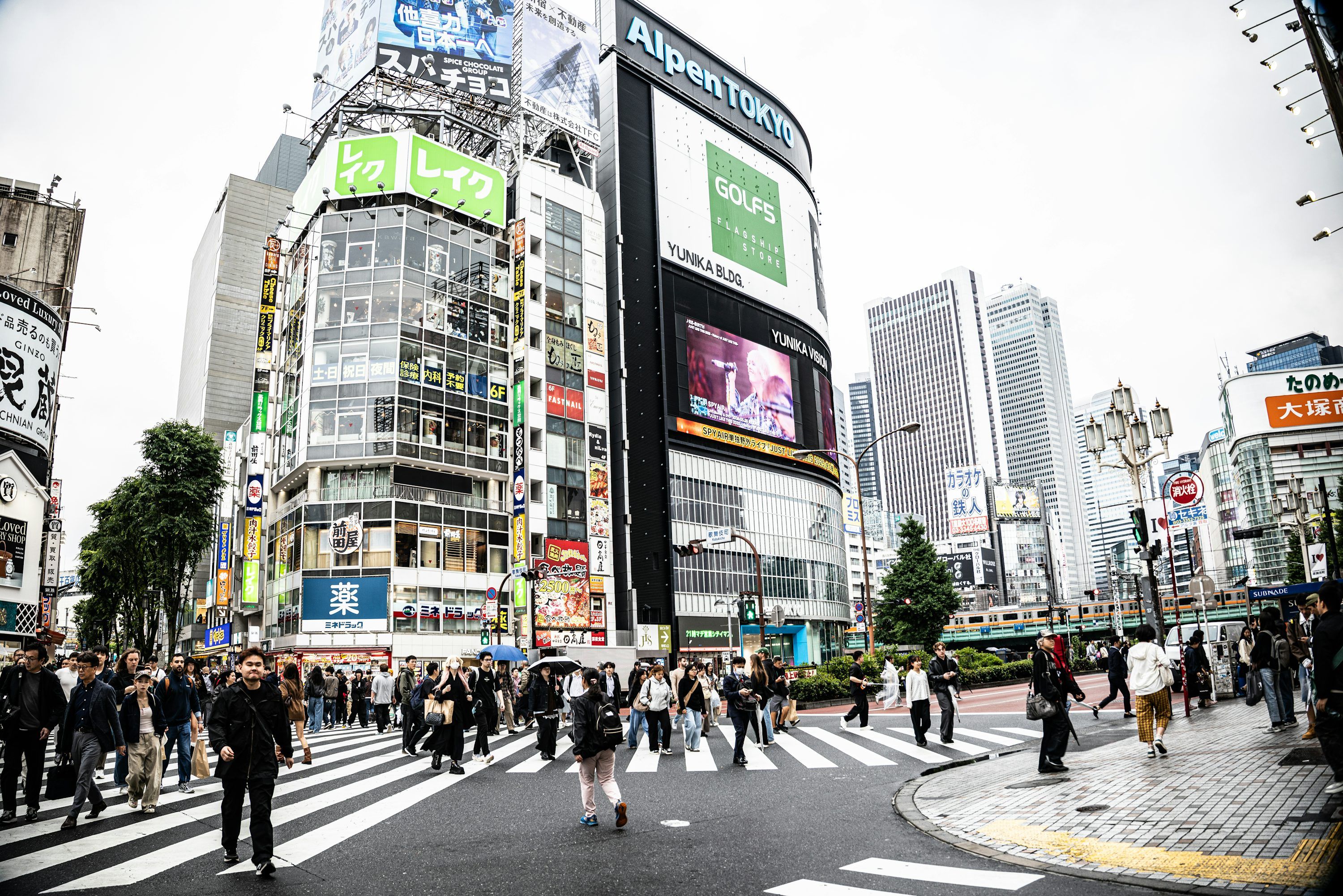 3000x2001 Crowded shibuya crossing with tall buildings and vibrant billboards