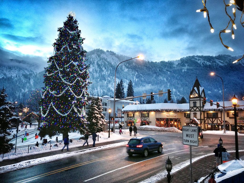 1024x768 Leavenworth. Christmas town in a small Bavarian style villa