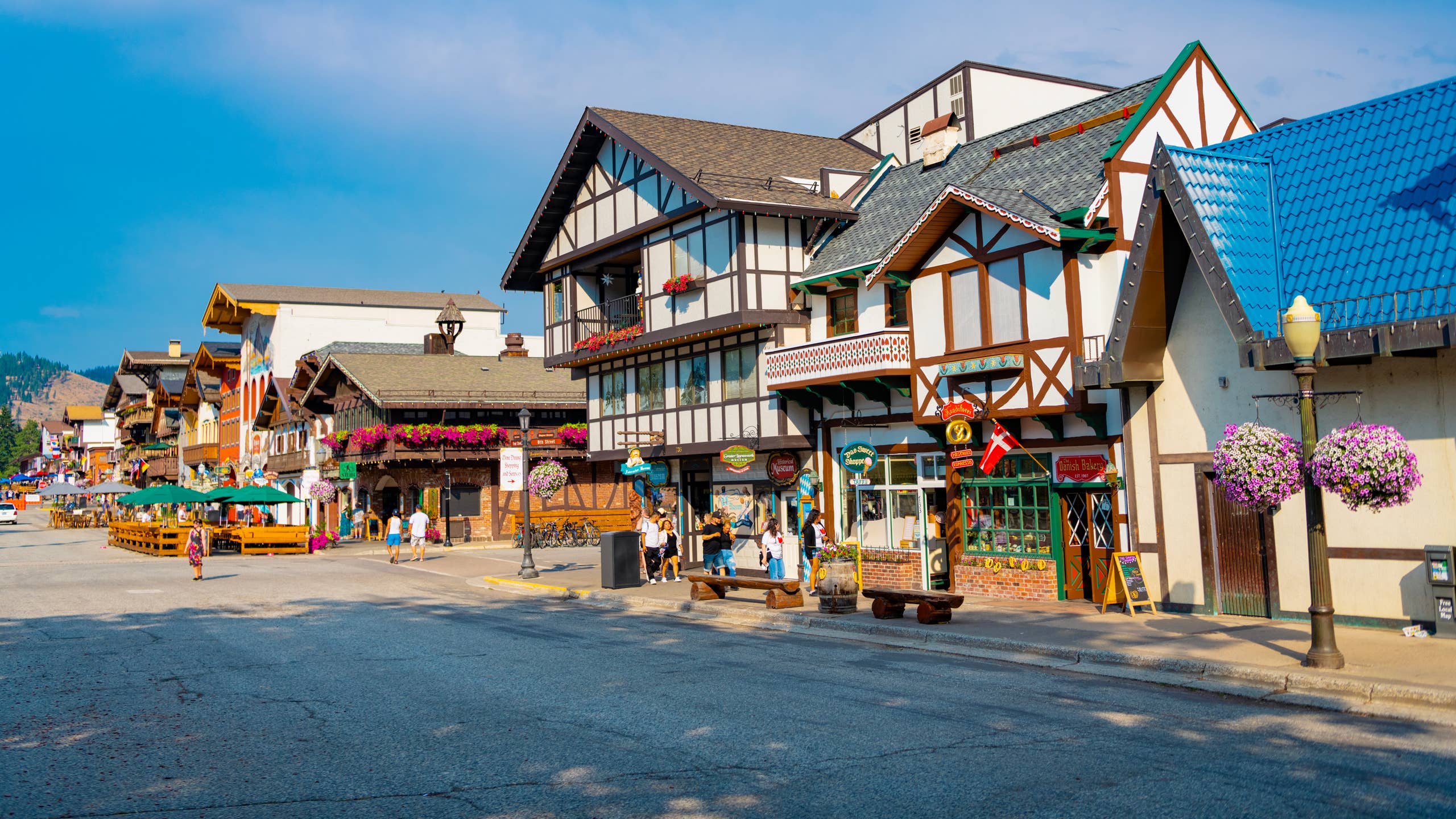 2560x1440 Leavenworth looks straight out of a Bavarian storybook town