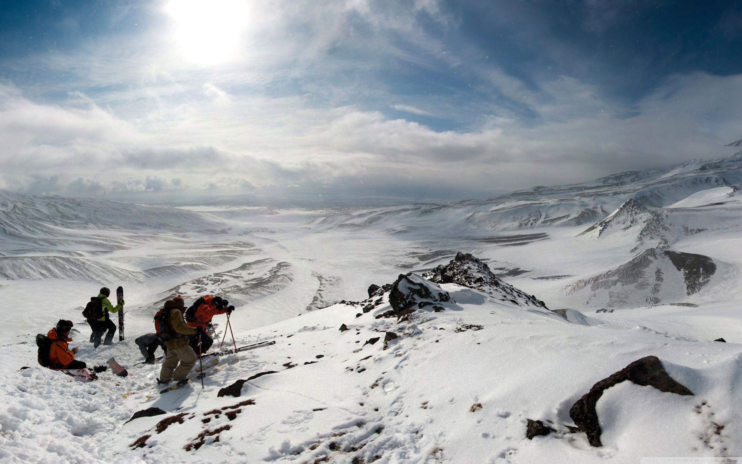 2880x1800 Download Skiers On Top Of The Mountain UltraHD Wallpaper