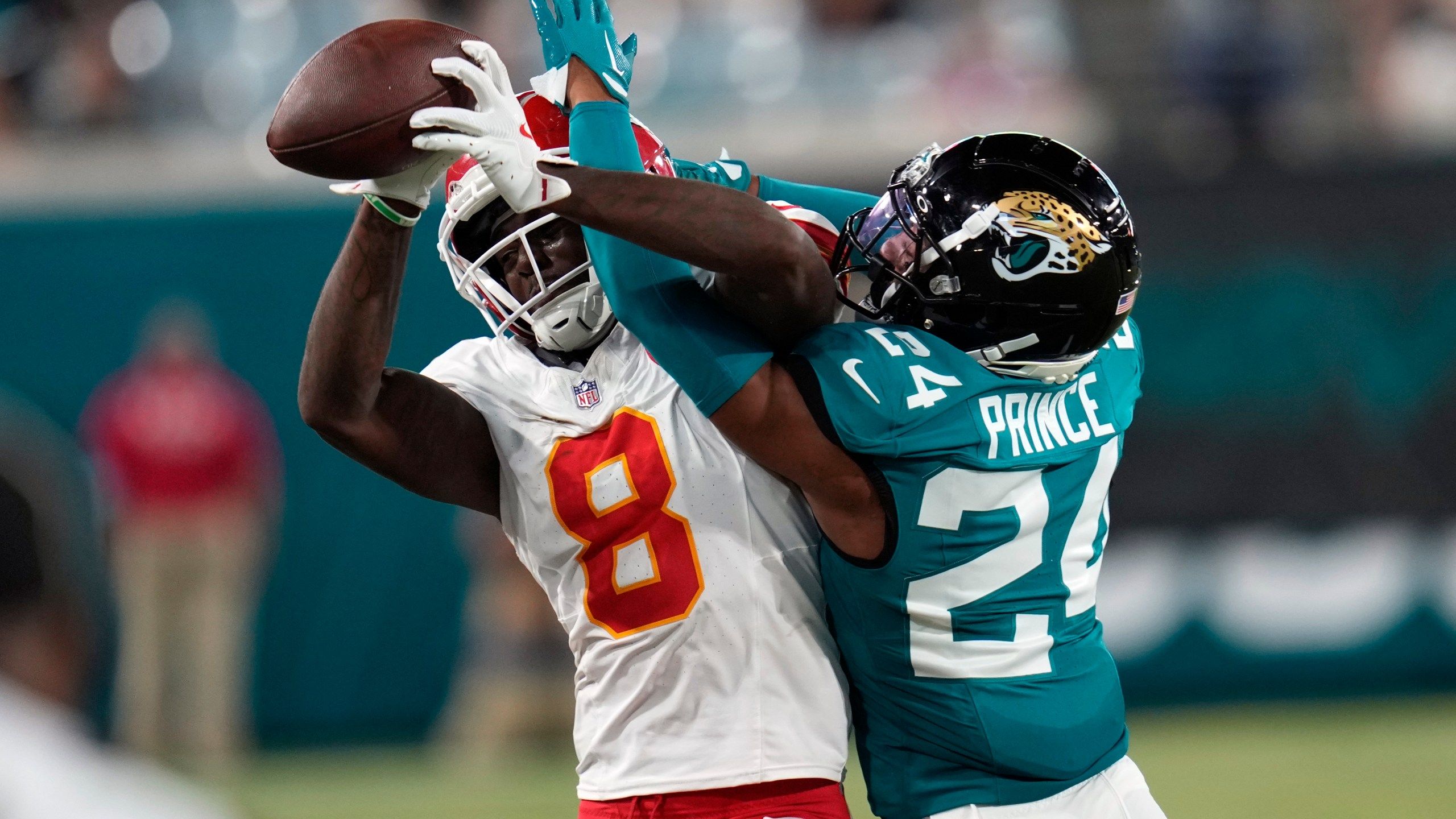 2560x1440 Chiefs WR Marquise Brown 'will Miss Some Time' After Dislocating A Clavicle In 26 13 Loss At Jaguars