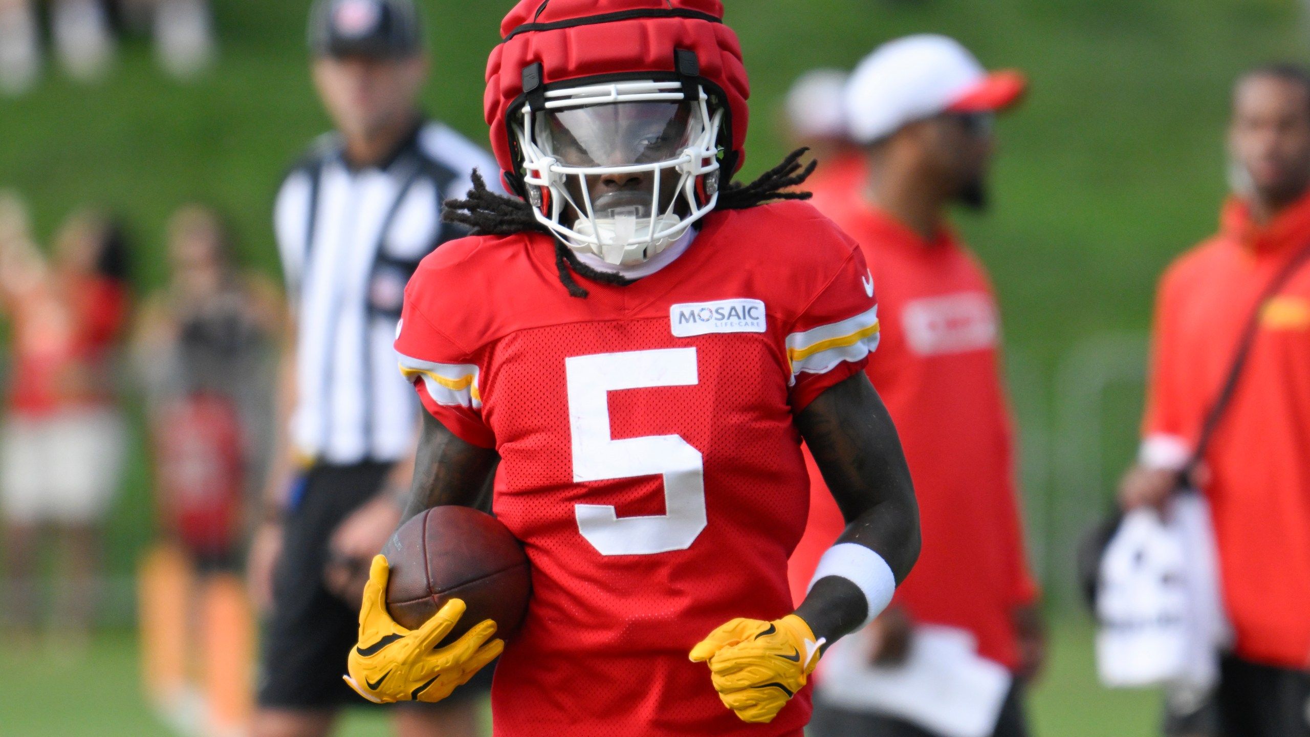 2560x1440 Chiefs WR Hollywood Brown leaves first preseason game early