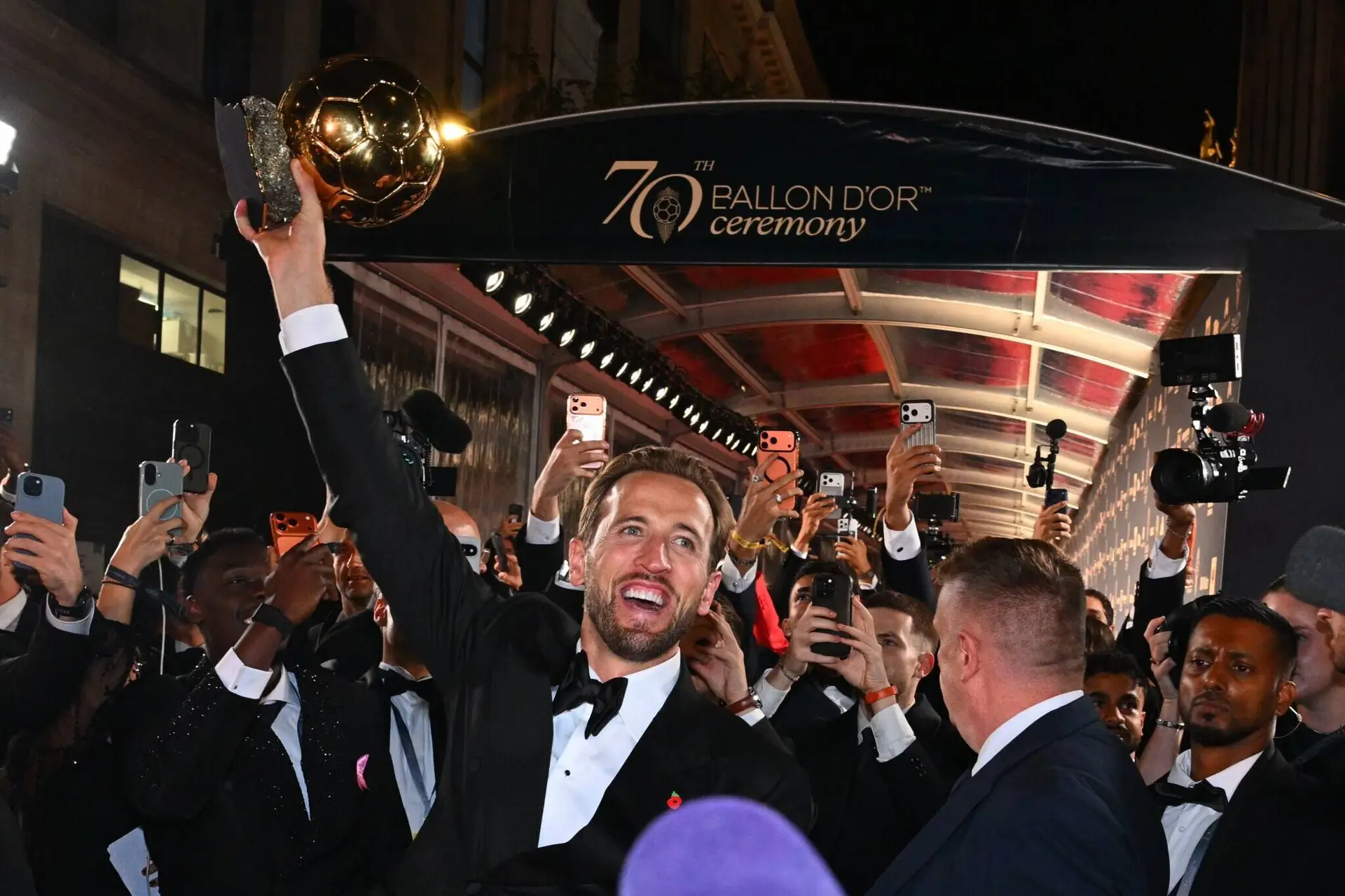 1920x1280 Harry Kane wins Ballon d'Or and tells young footballers: “Anything is possible”