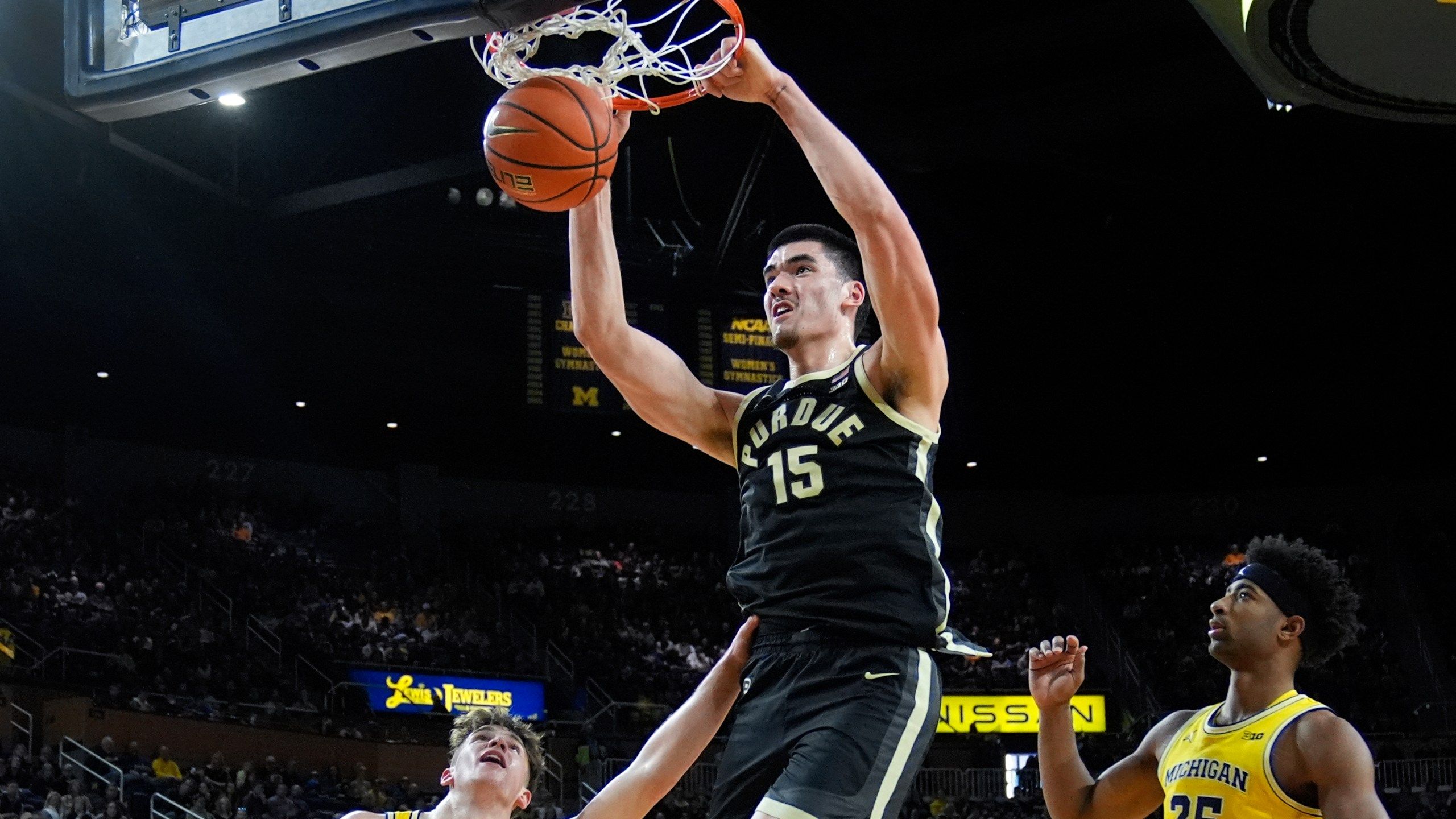 2560x1440 Zach Edey Matches Season High With 35 Points, Helps No. 3 Purdue Bounce Back And Beat Michigan 84 76