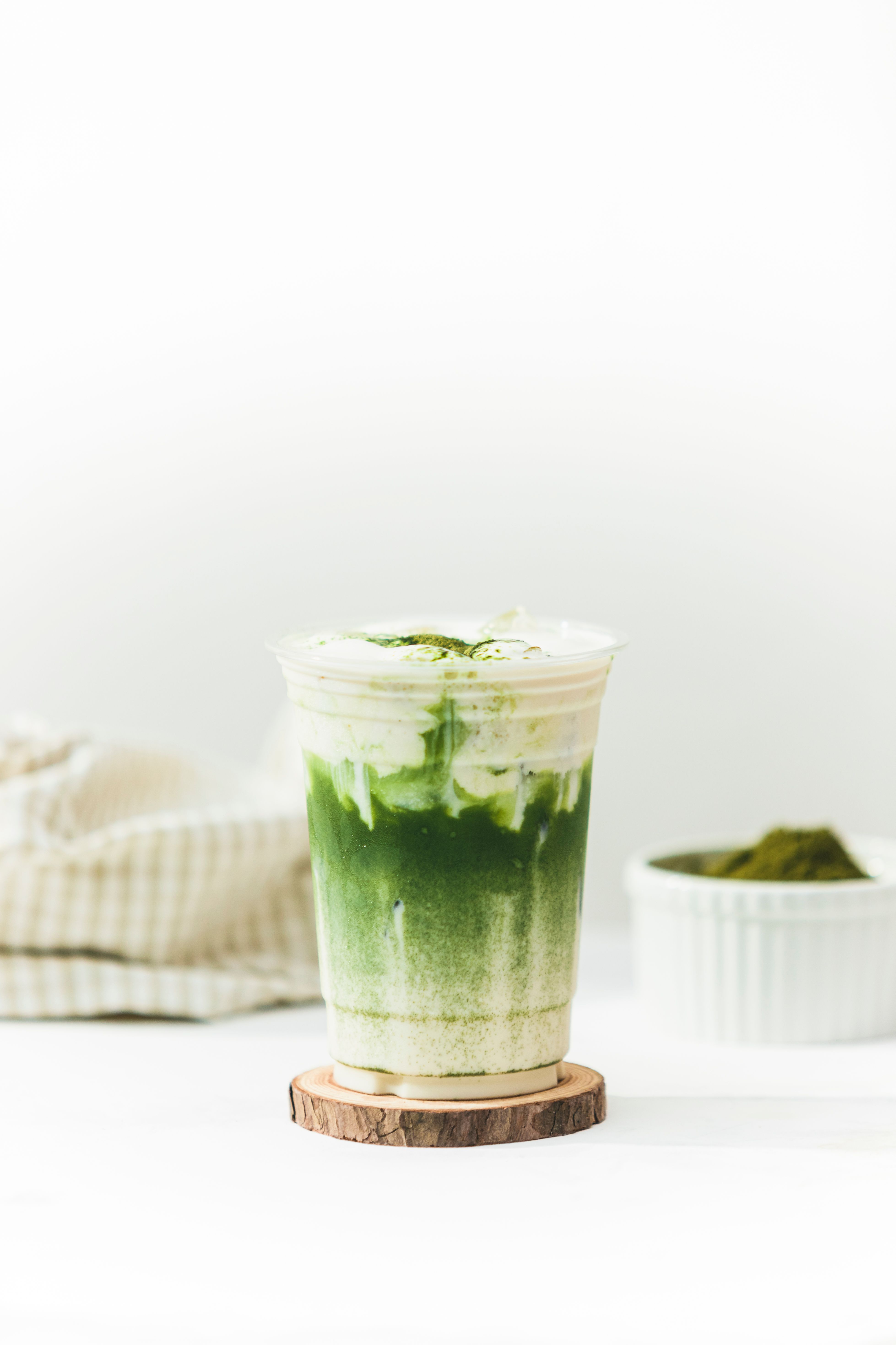 3915x5873 Refreshing Iced Matcha Latte on Minimalist Background · Free