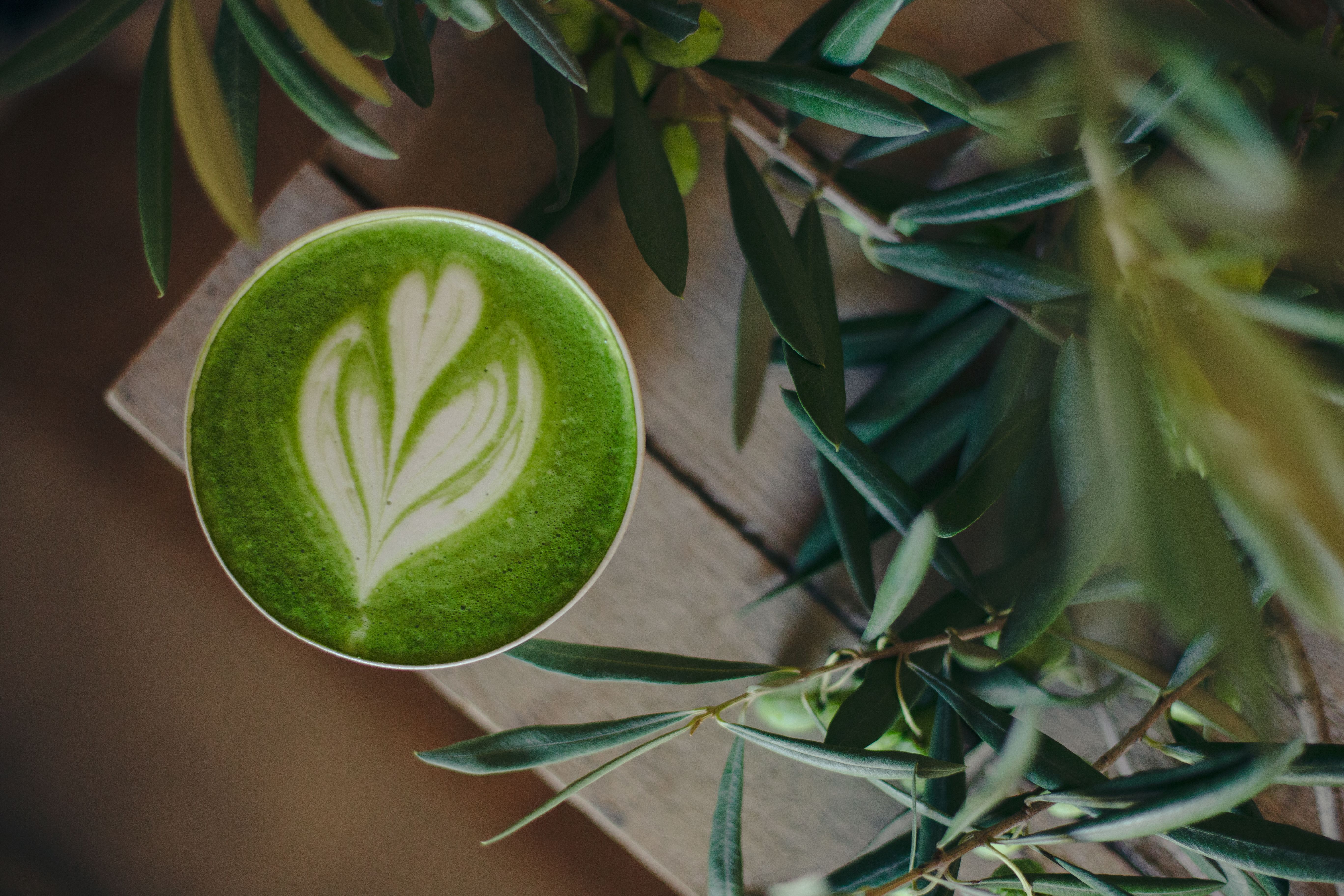 5472x3648 Artistic Matcha Latte with Leaf Garnish · Free