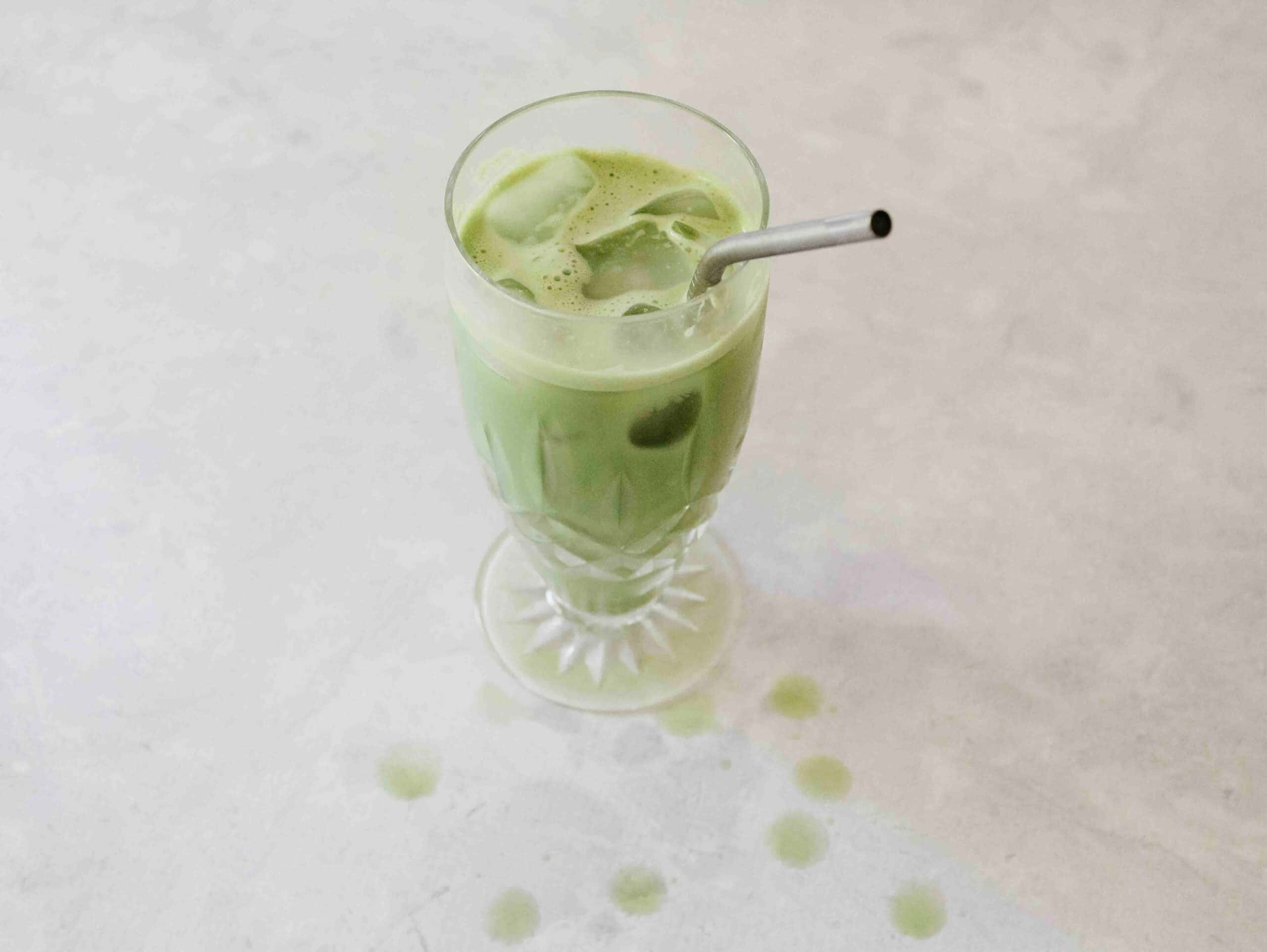 2560x1924 Download Iced Matcha Latte Elegance Wallpaper
