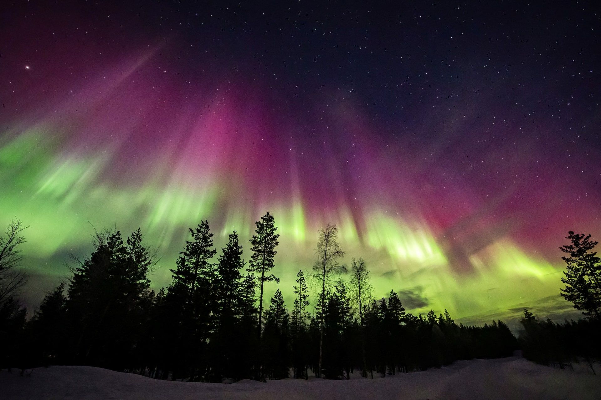 1920x1279 stunning image of the Northern Lights 2023