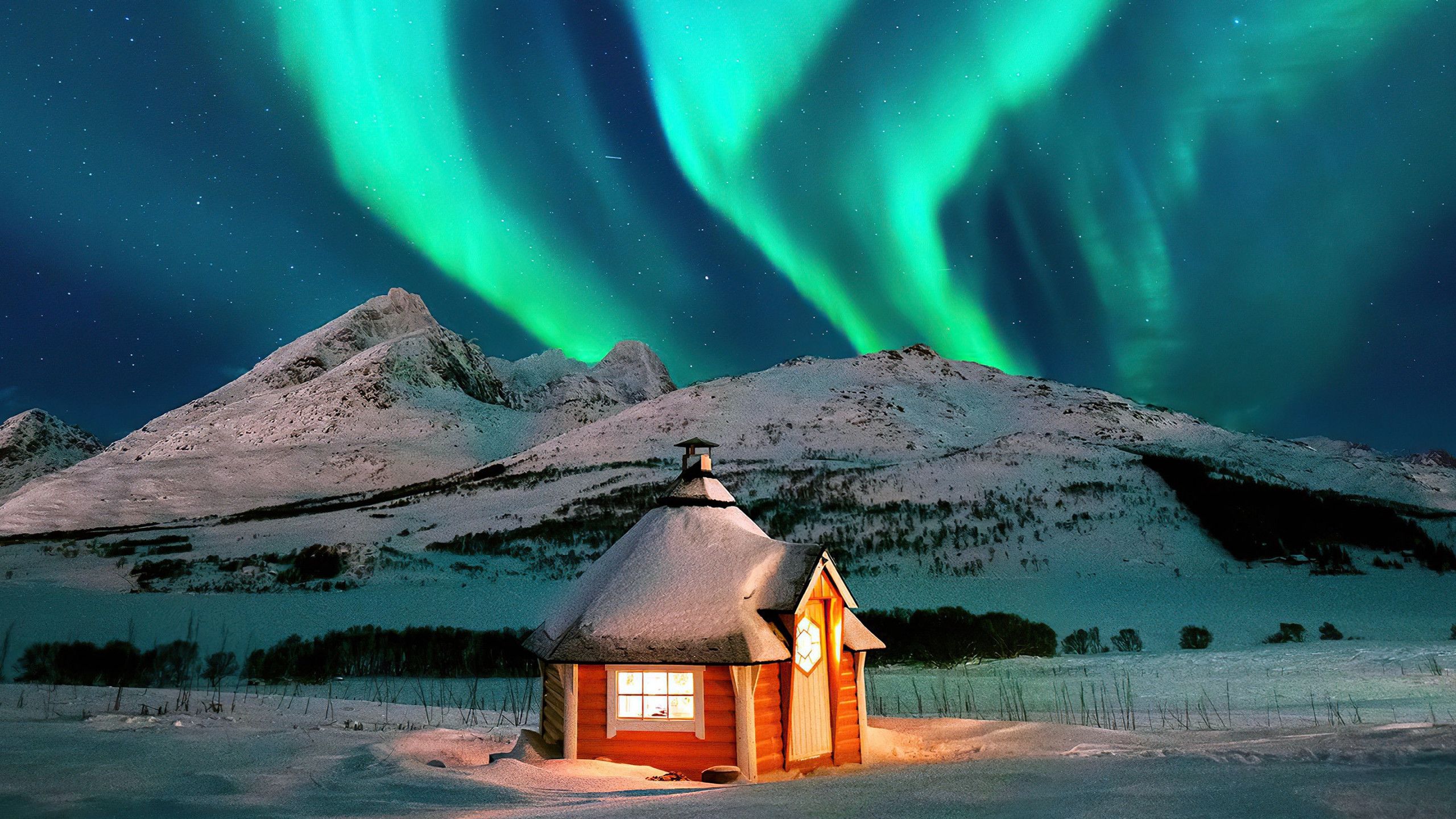 2560x1440 Cabin, snow, northern lights [2560 x 1440]