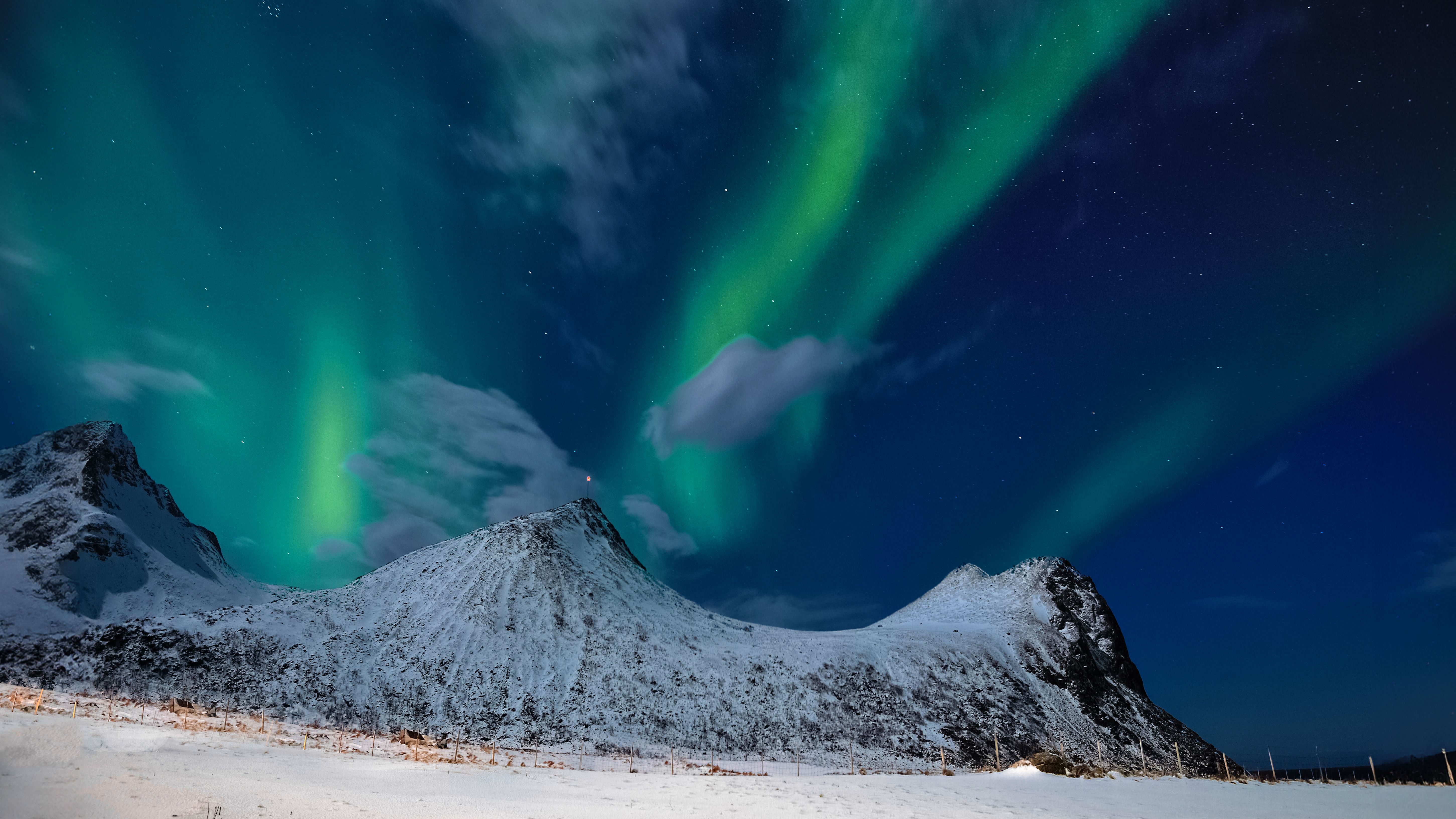 5806x3266 Breathtaking Northern Lights Over Snowy Mountains · Free