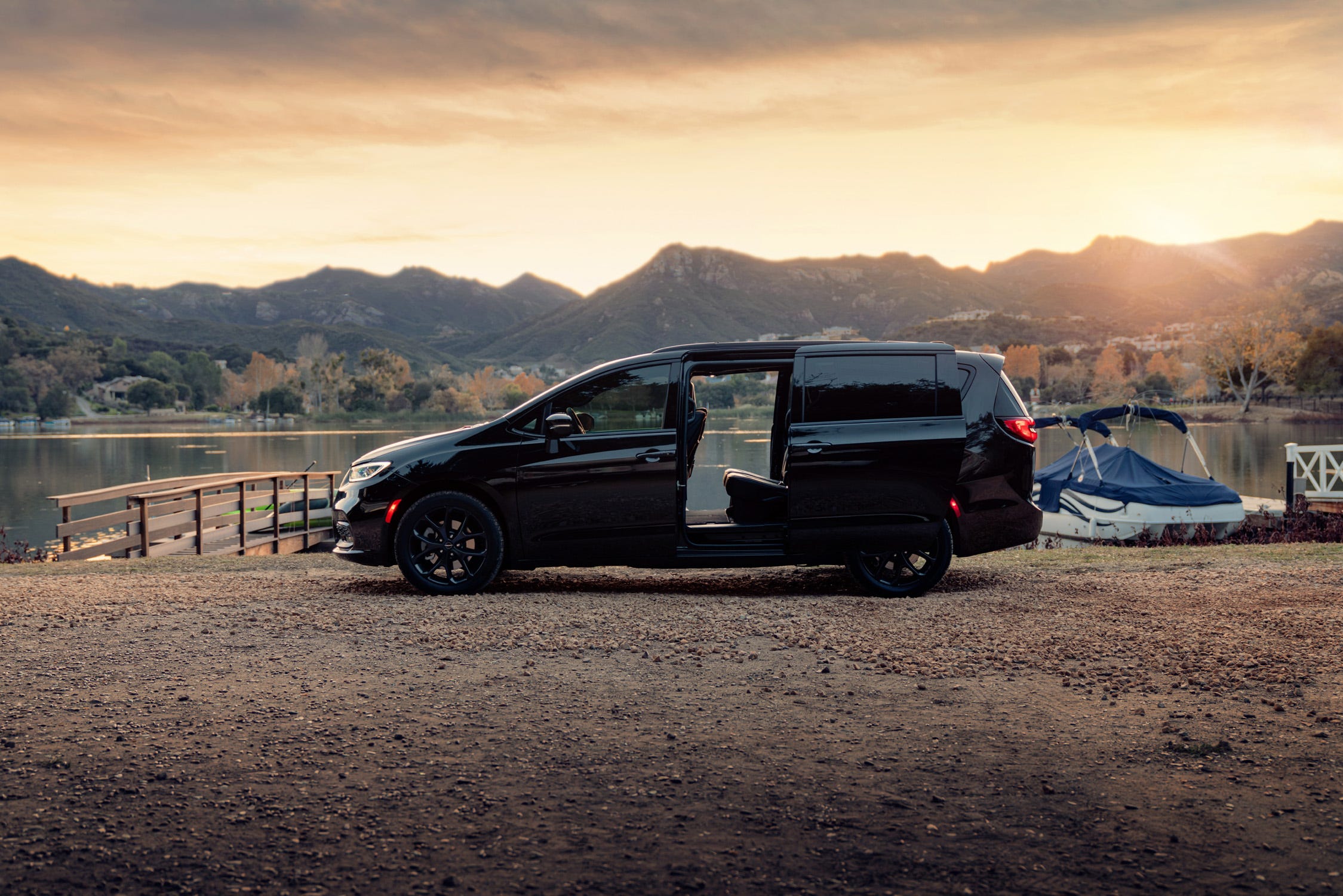 2249x1500 View Photo of the 2023 Chrysler Pacifica