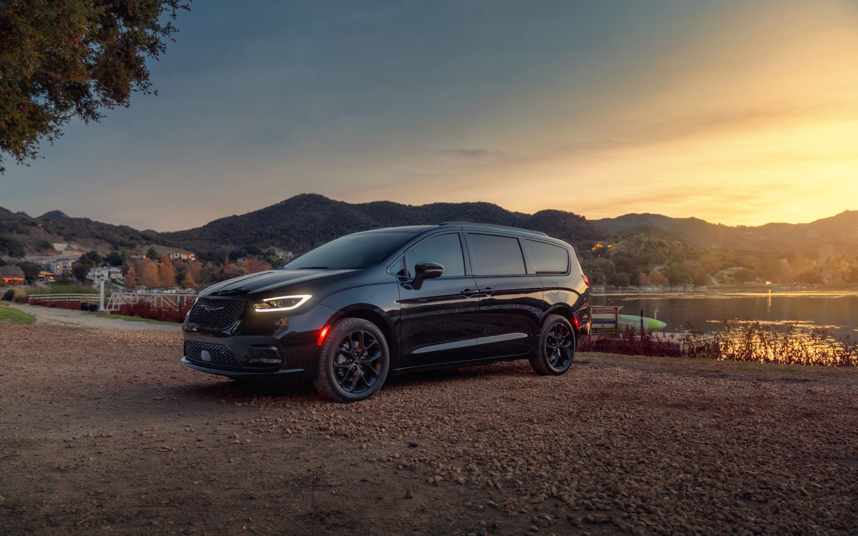 2880x1800 Chrysler Pacifica Wallpaper