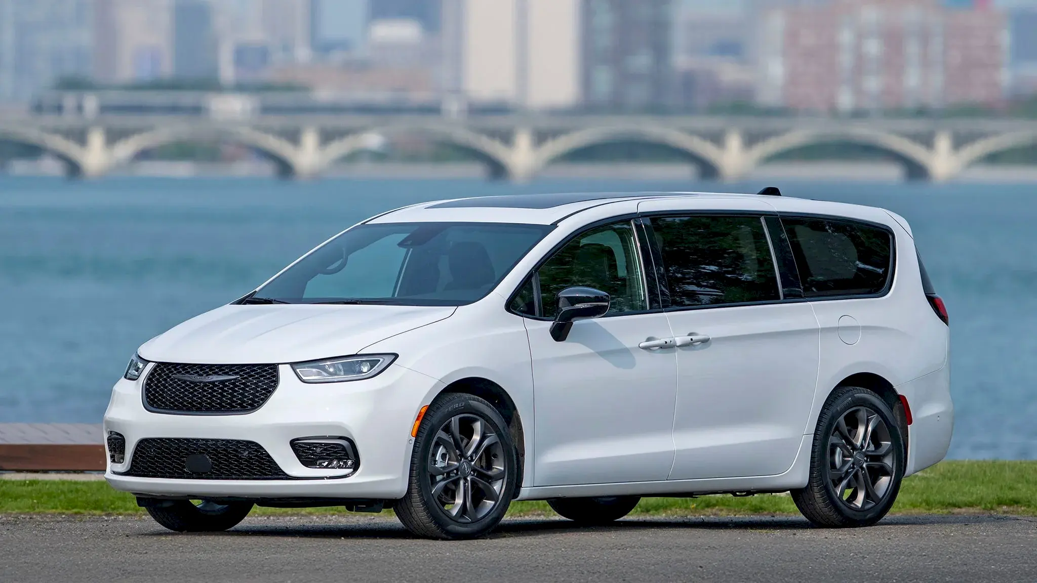 2048x1152 Chrysler Pacifica review 2026: the American minivan that refuses to die out