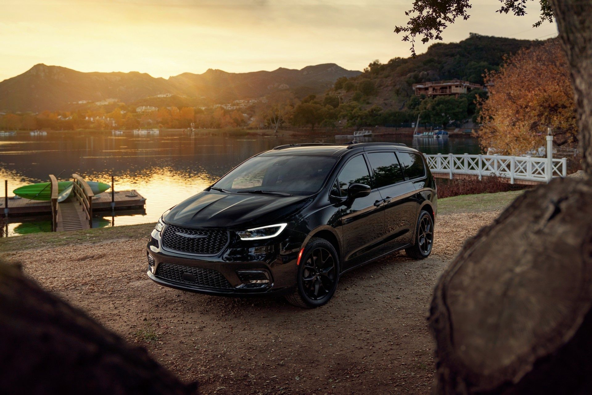 1920x1281 Chrysler Pacifica Wallpaper