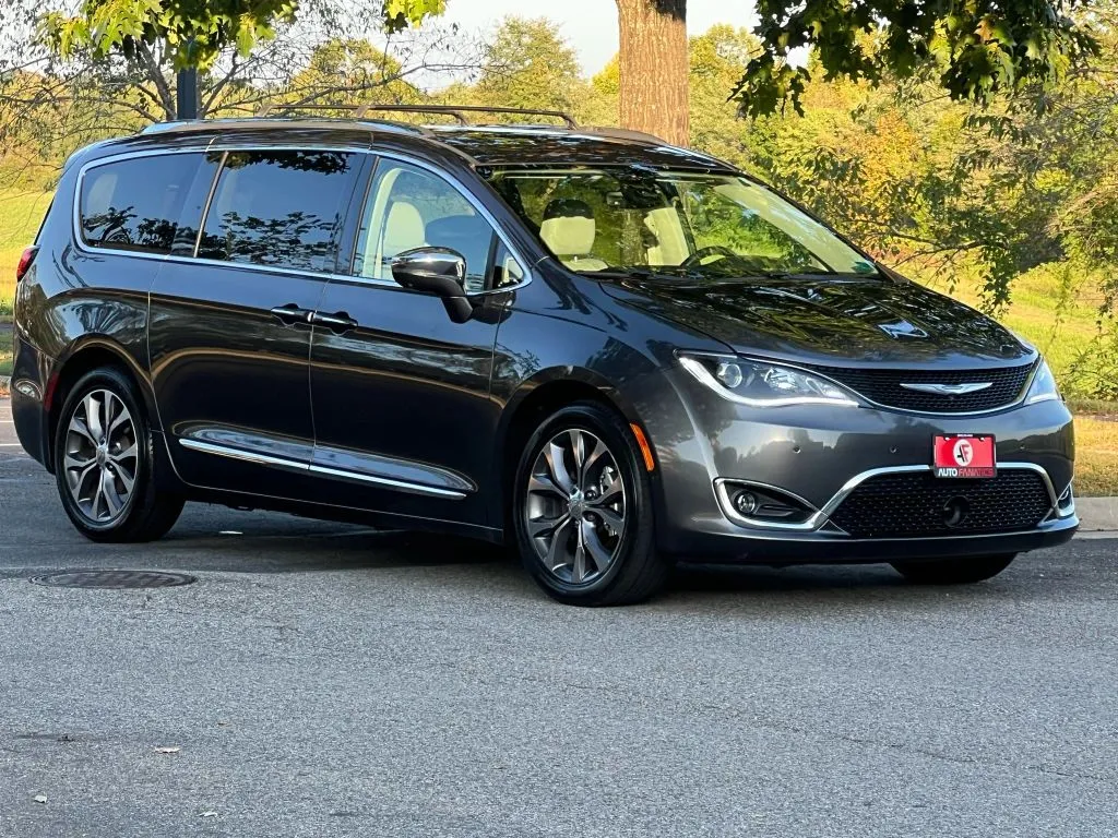 1024x768 Chrysler Pacifica Limited Minivan