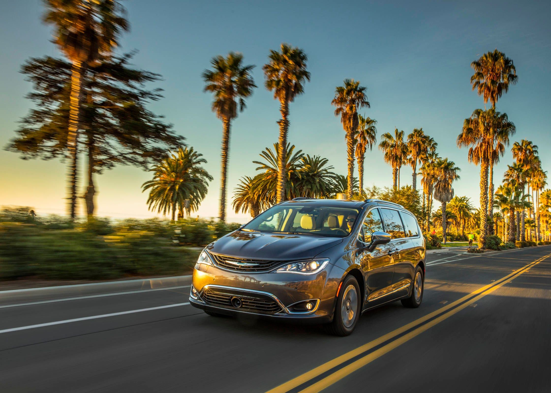 2240x1600 Gallery: 2018 Chrysler Pacifica Hybrid