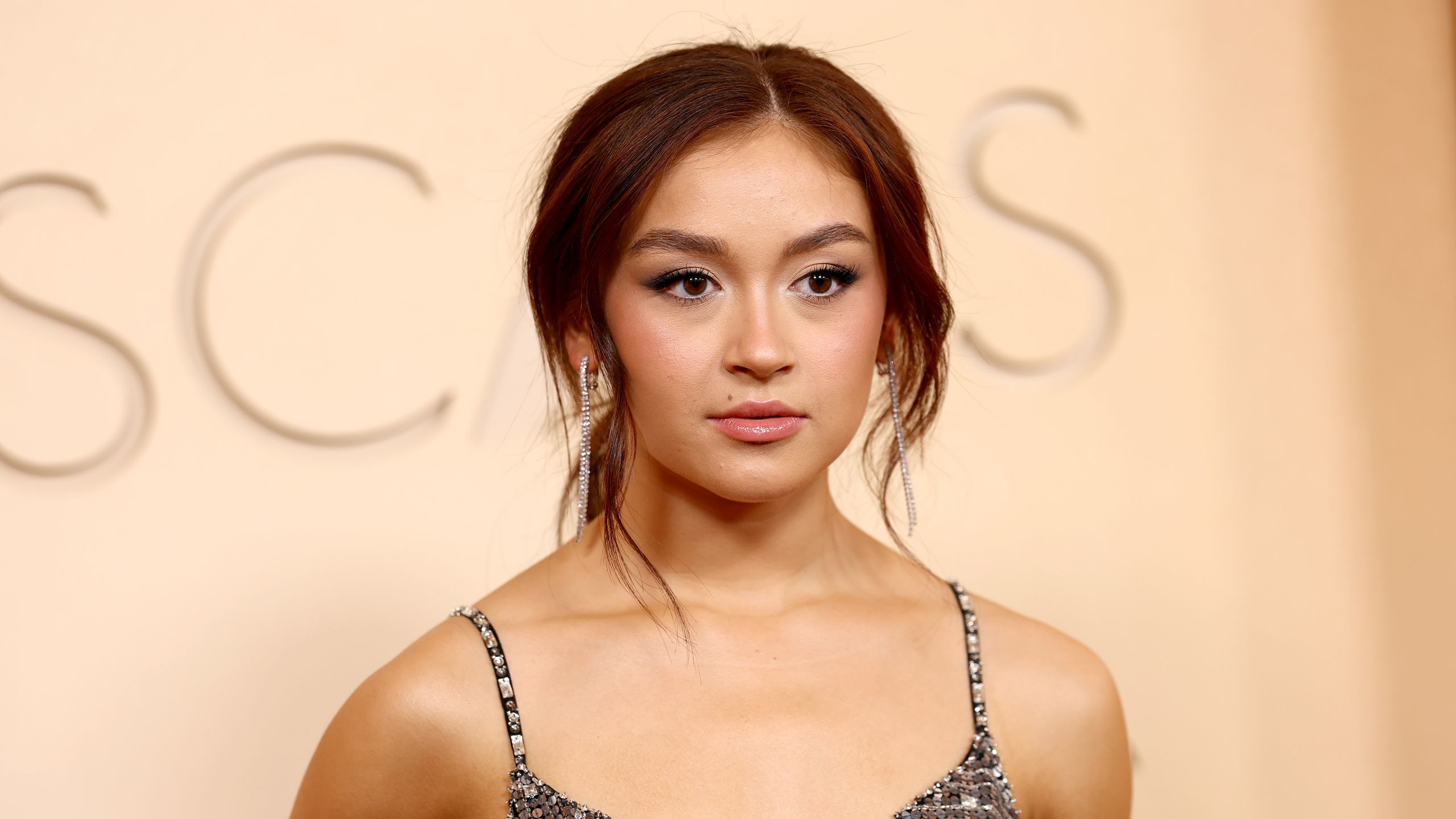 2560x1440 XO Kitty's Anna Cathcart Sparkles in Silver on the Oscars 2026 Red Carpet